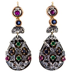 Boucles d'oreilles en goutte de style Art nouveau en or jaune, émeraude, rubis, saphir et diamant blanc