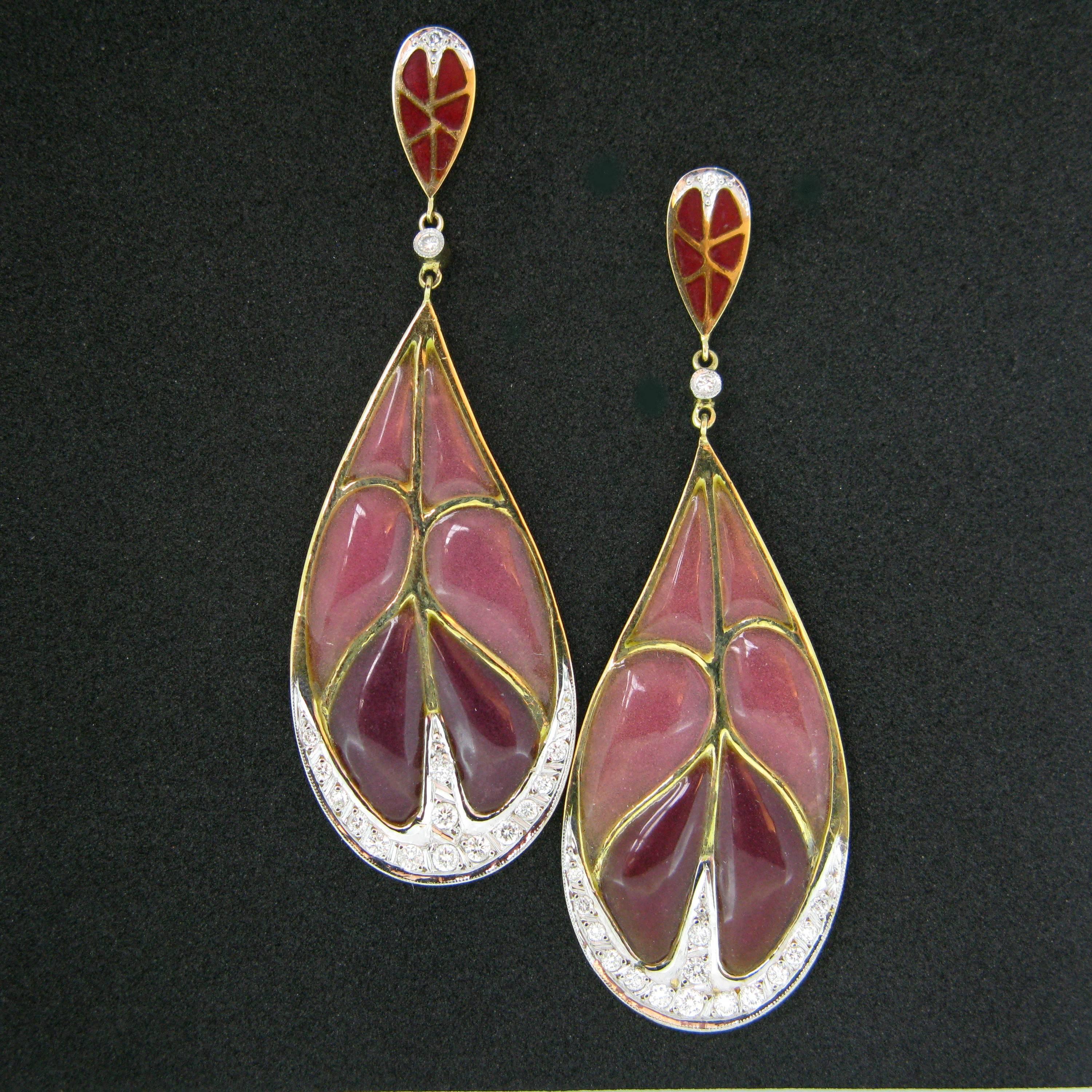 This pair of pendant earrings is very elegant. They are made in 18kt yellow gold; each earring has 17 diamonds situated at the bottom and at the top. Although, these are modern, they have an Art Nouveau style with the pink and red Plique a Jour leaf