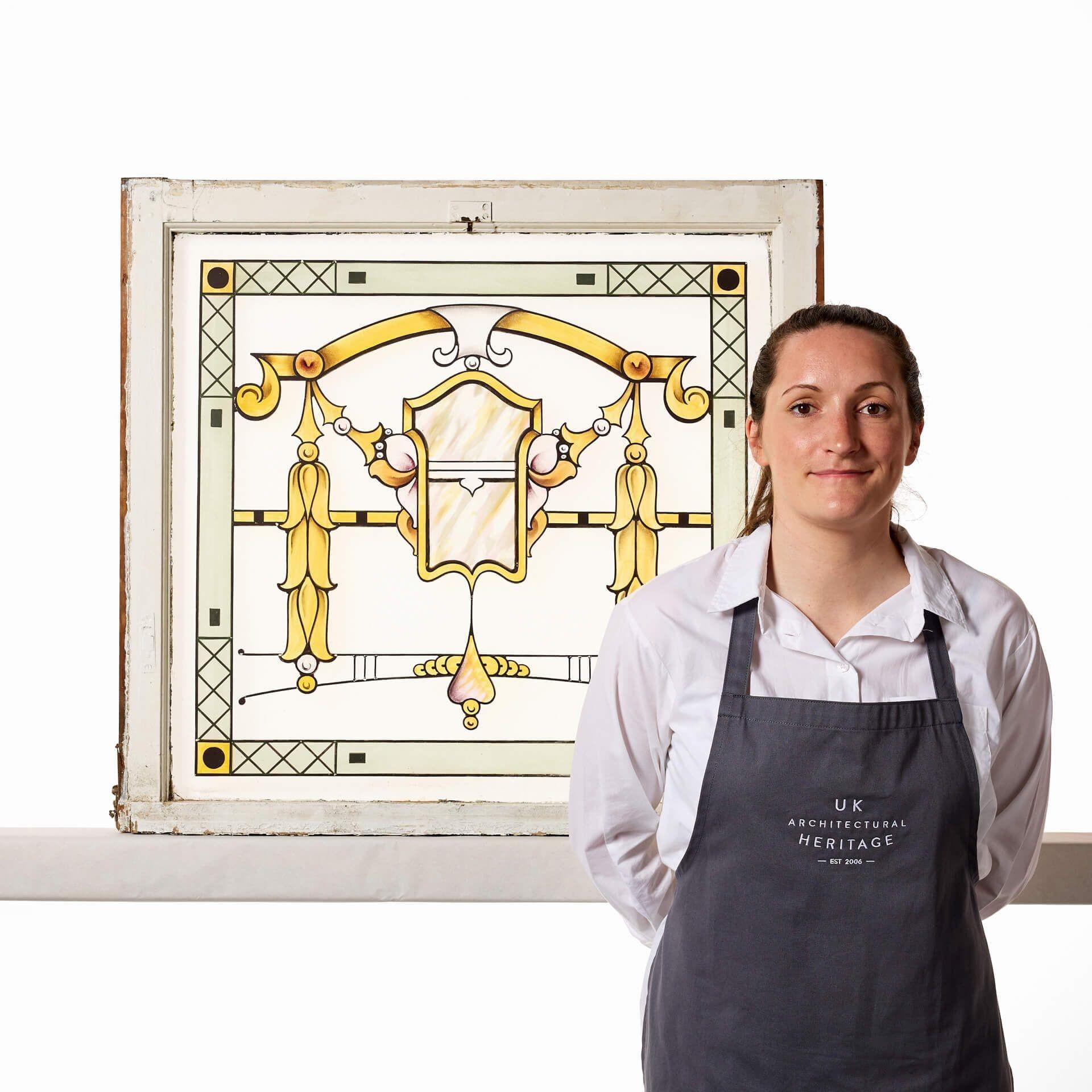 Una vetrata dell'inizio del XX secolo, splendidamente incisa con dettagli in stile Art Nouveau.

Questa è solo una delle dieci finestre simili che abbiamo in vendita. Sebbene sia splendida da sola come finestra caratteristica, potrebbe essere