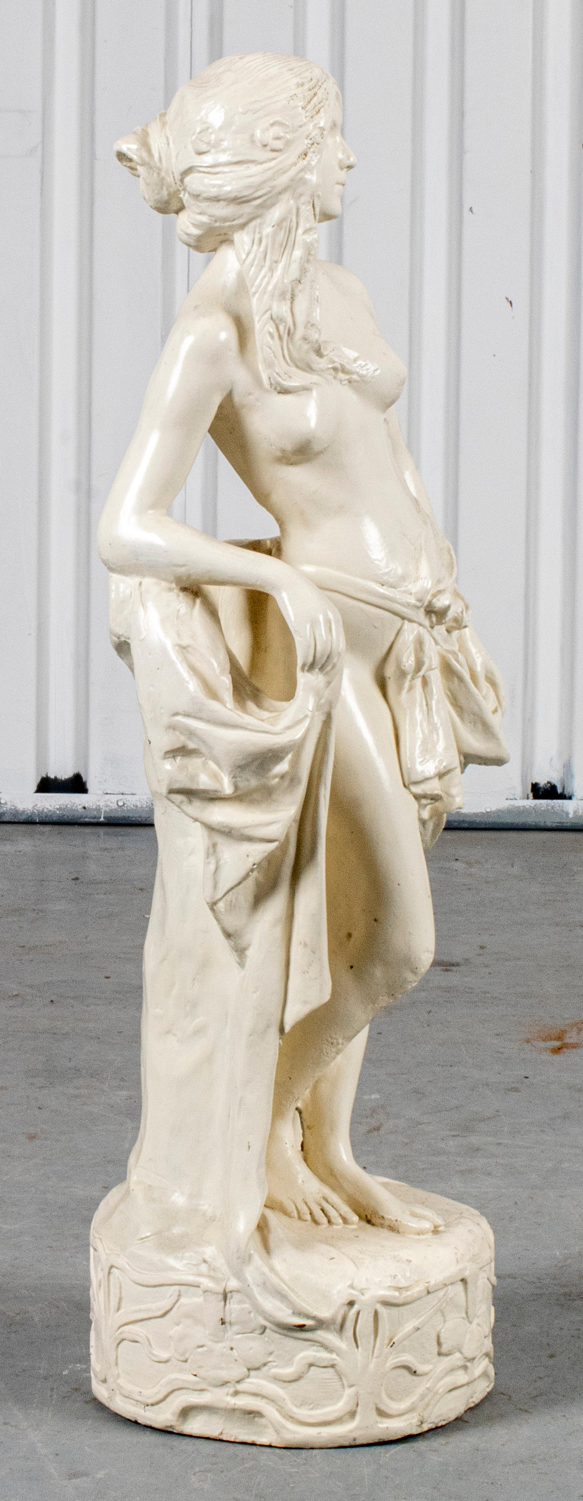 Peint Statue d'une jeune fille de style Art nouveau en vente