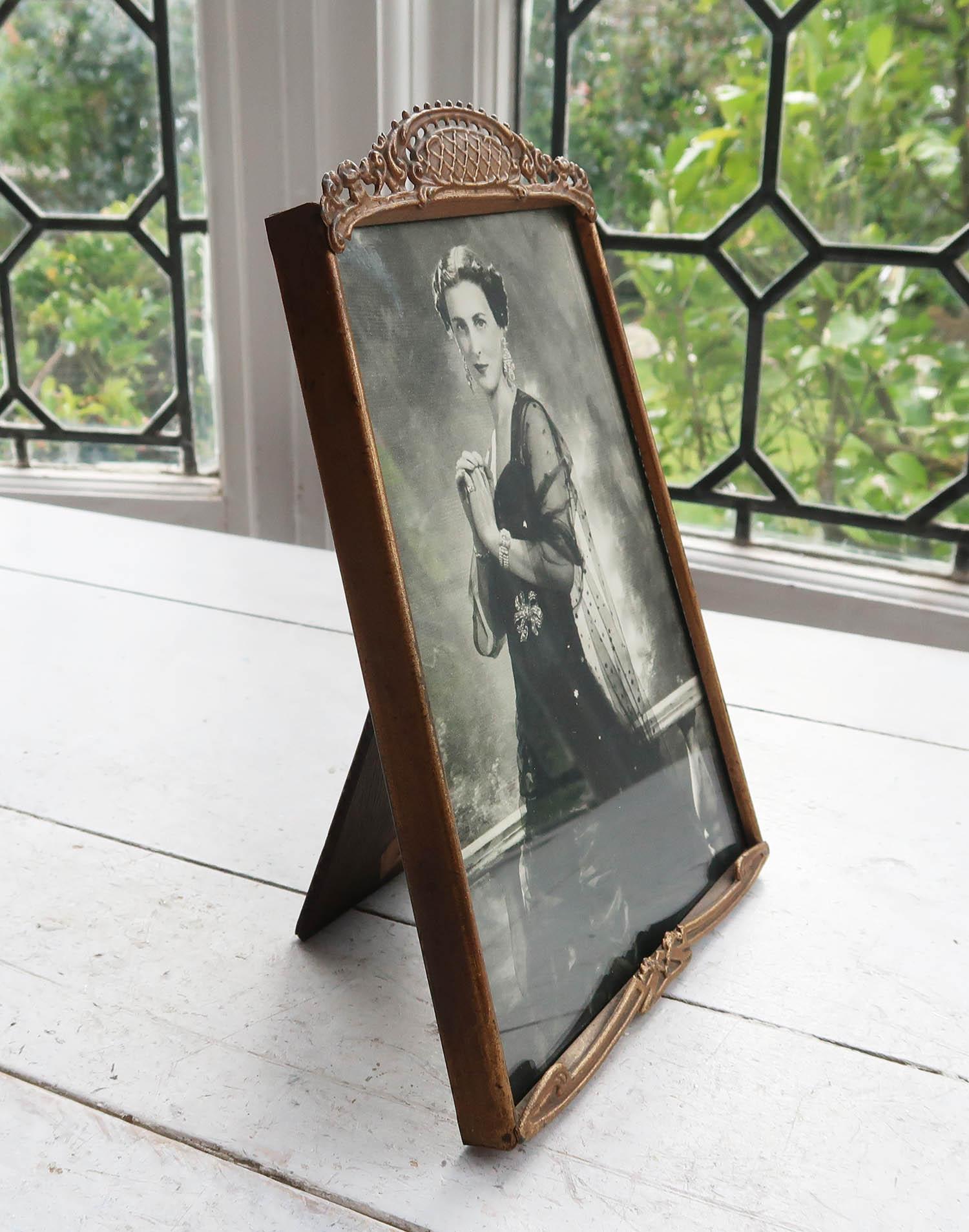  Stylish Art Nouveau style photograph frame.

Pressed tin. Original gilt

Original wooden back.

Good condition



