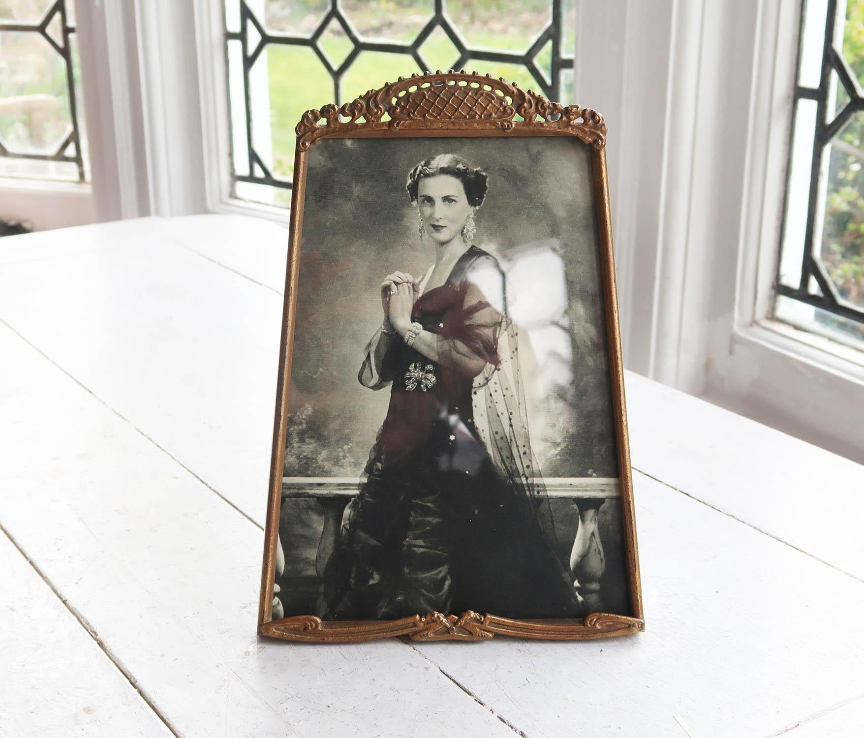 Art Nouveau Style Gilt Metal Photograph Frame. English, C.1930 In Good Condition For Sale In St Annes, Lancashire