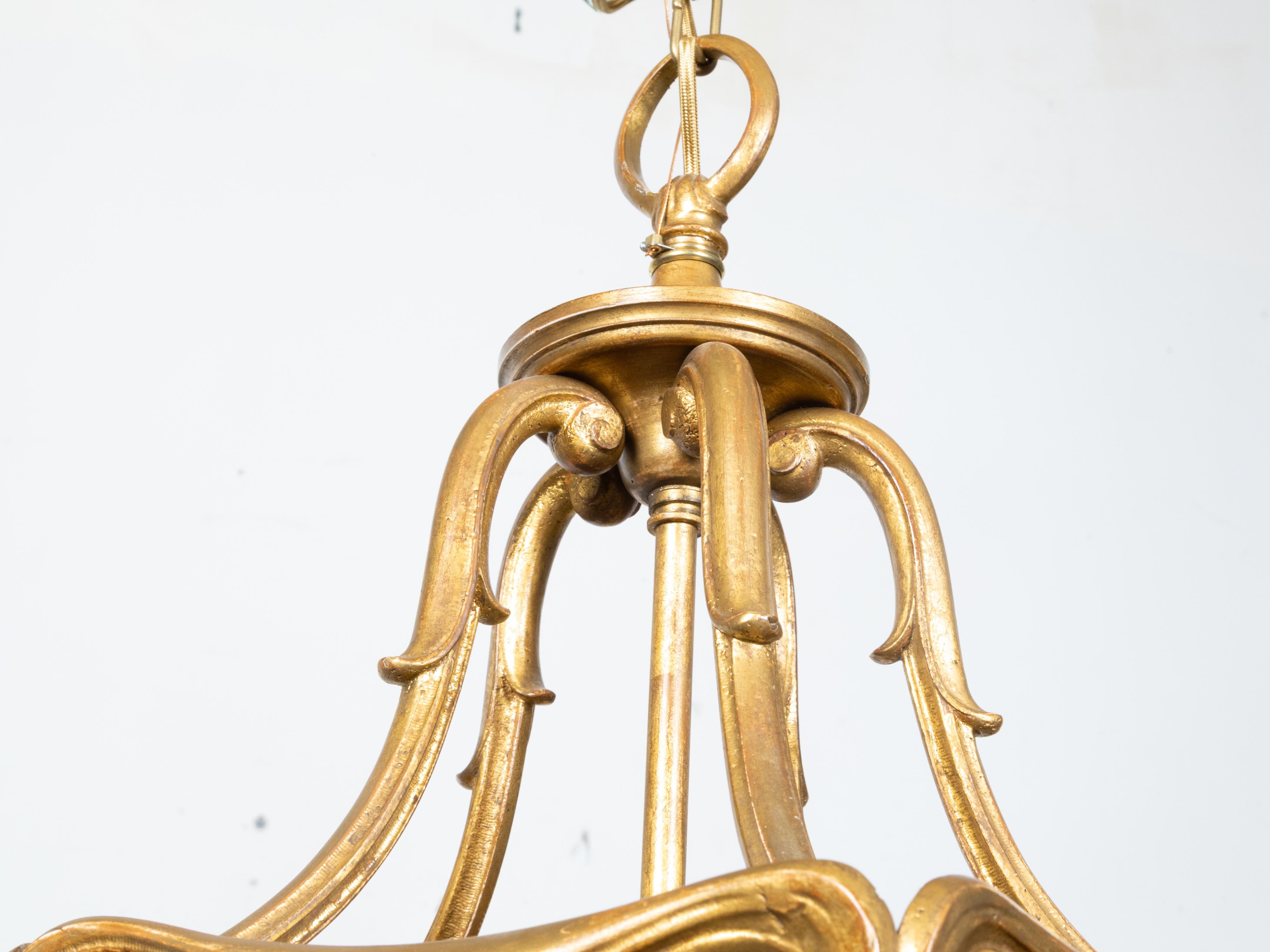 Lanterne à trois lumières en métal doré de style Art nouveau avec de subtils effets de volutes en vente 7