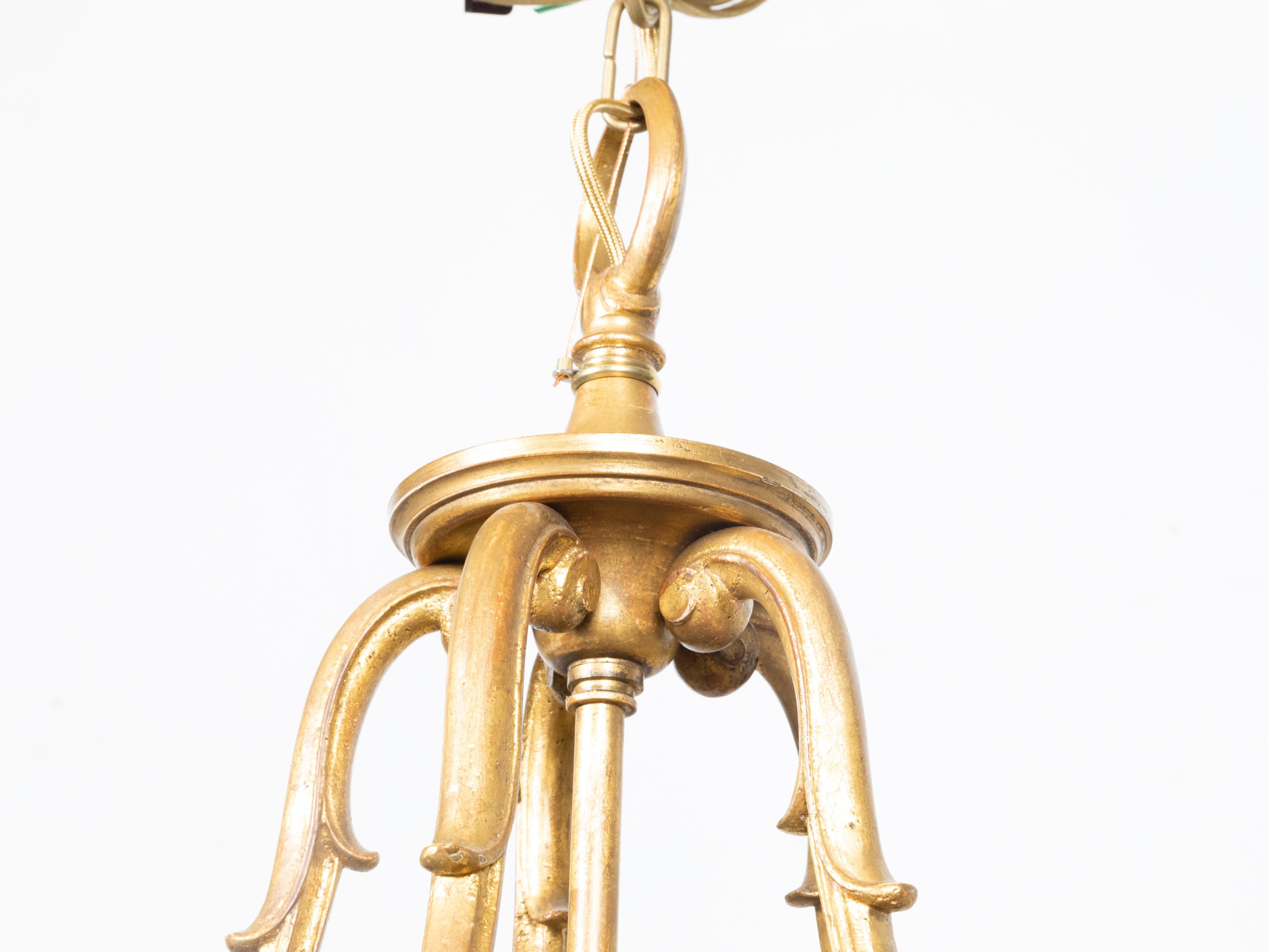 Lanterne à trois lumières en métal doré de style Art nouveau avec de subtils effets de volutes en vente 8