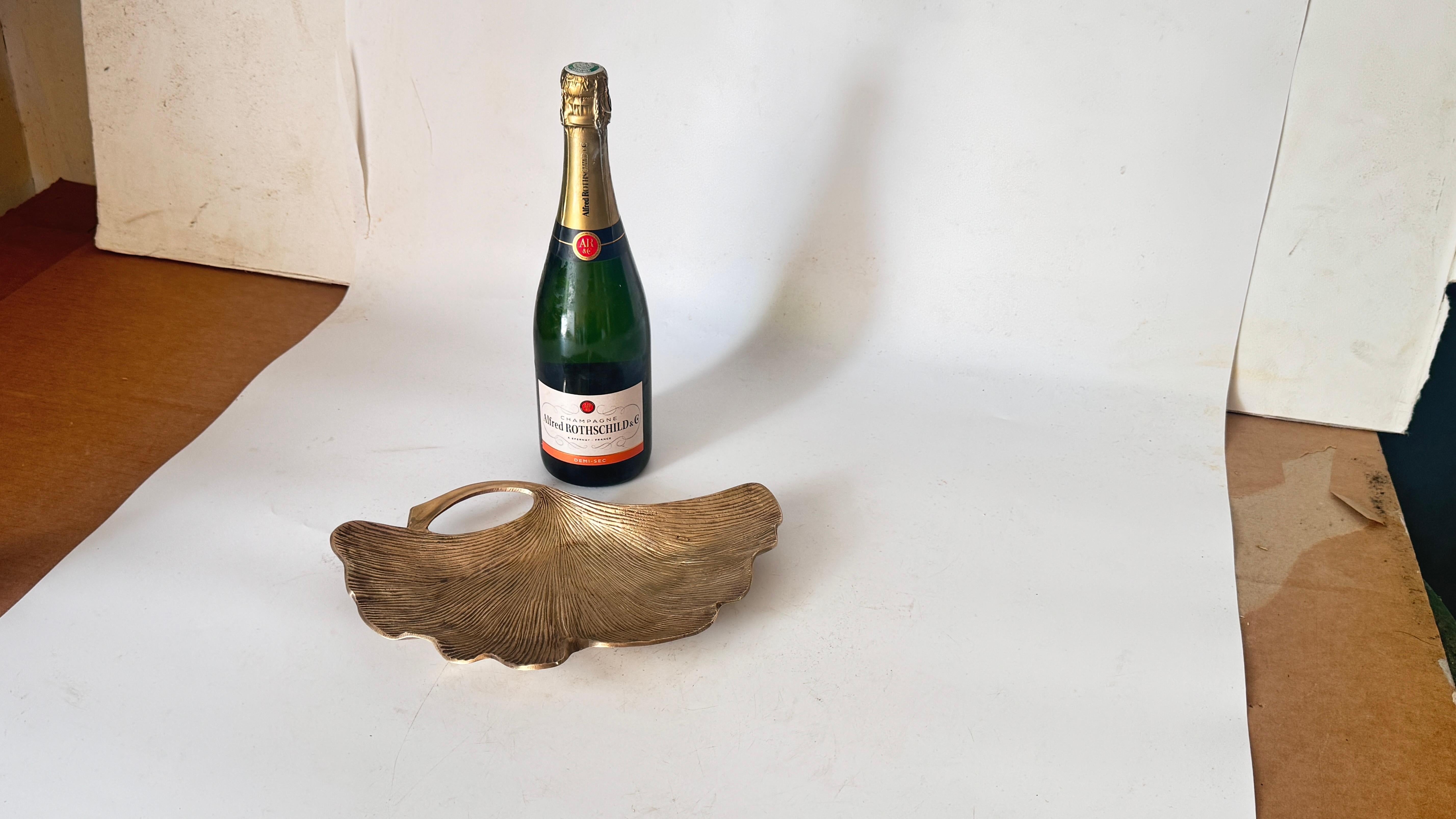 Videopoche in stile Art Nouveau con foglie di Ginkgo in ottone lucido - Portachiavi scultoreo dorato

Descrizione:
Questa elegante videopoche in ottone, a forma di foglia di ginkgo, si ispira alle linee aggraziate e alle curve organiche del periodo