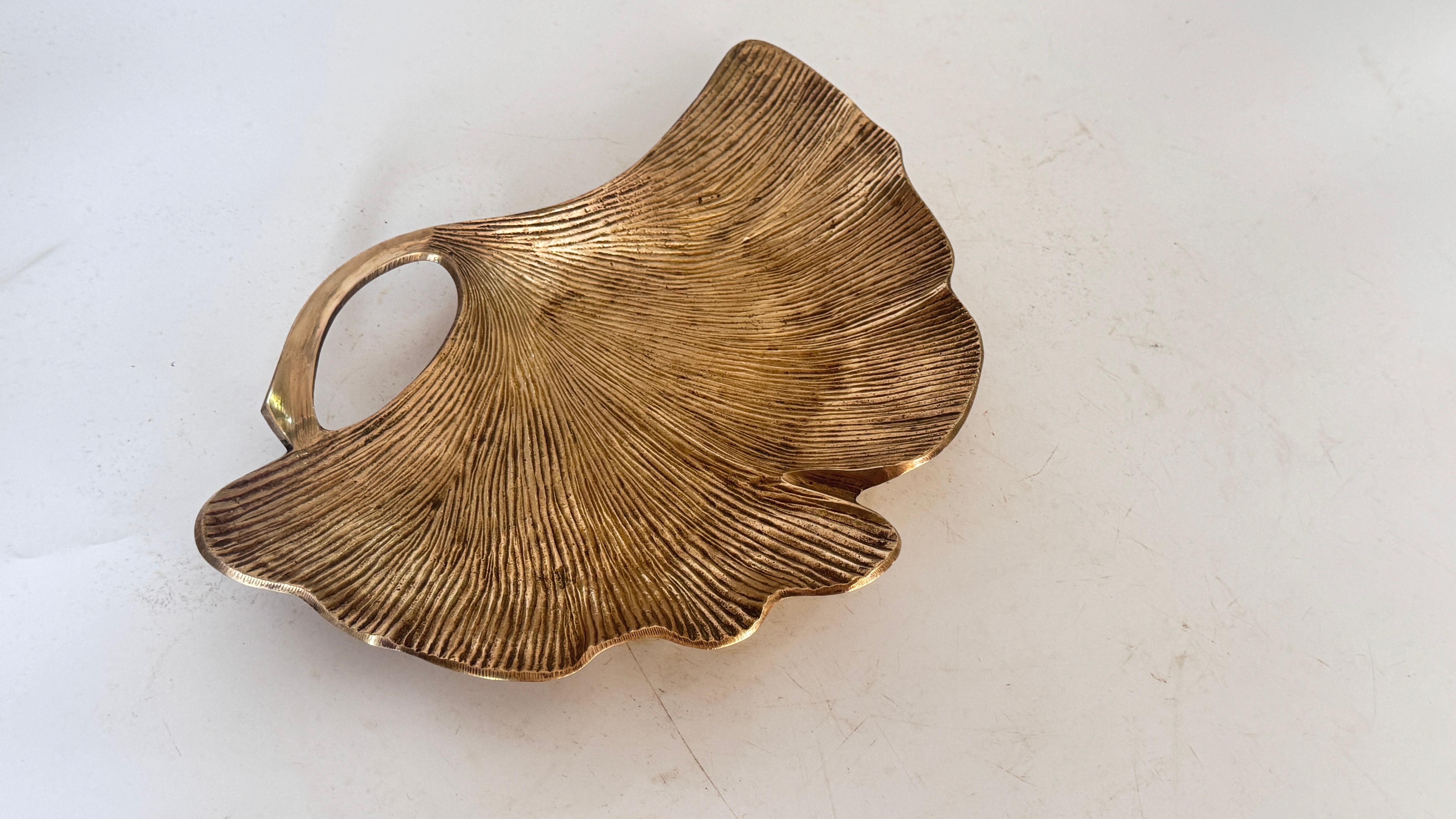 Mid-Century moderno Videopoche in stile Art Nouveau con foglie di Ginkgo, in ottone lucido, scultoreo in vendita