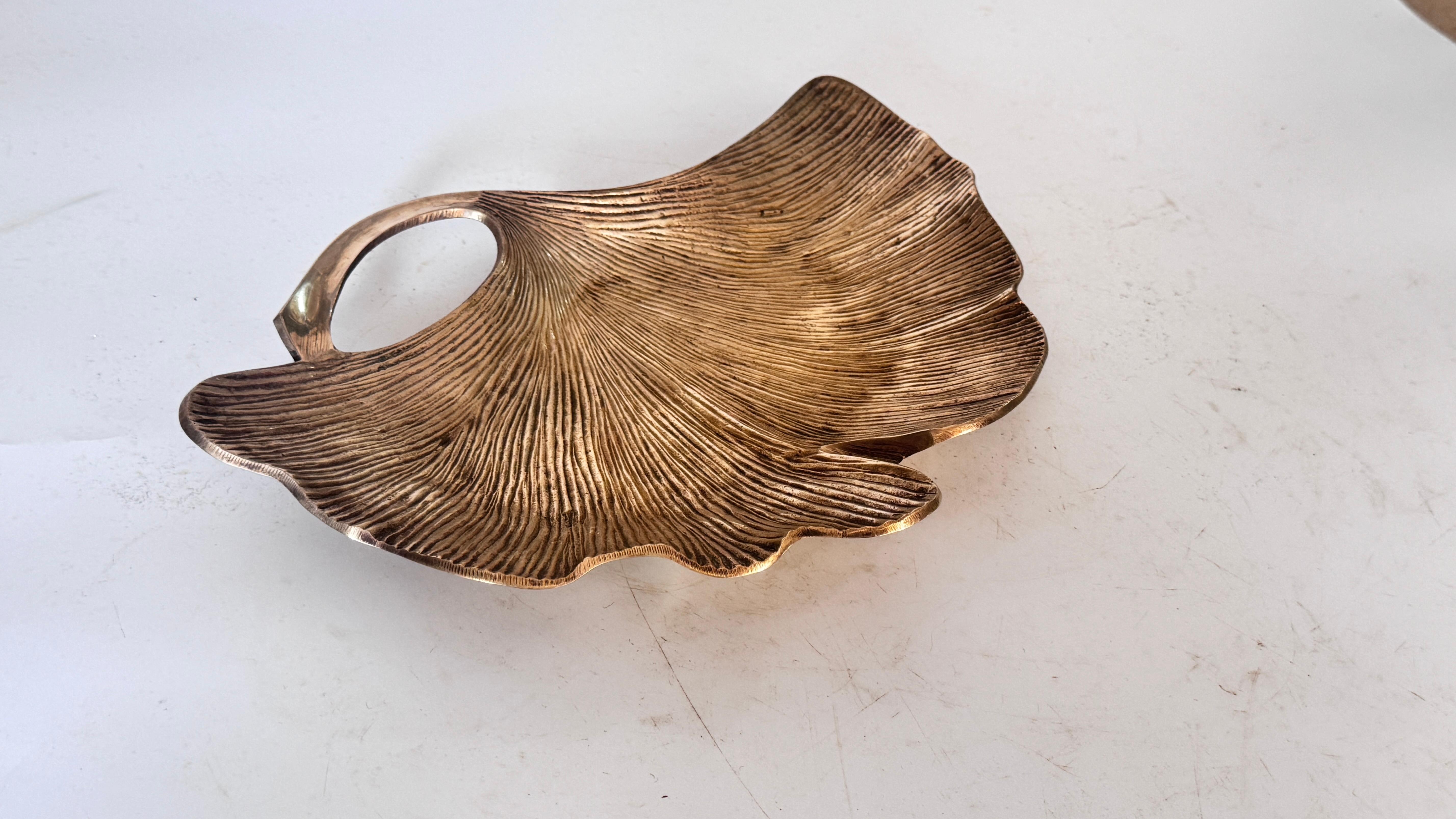 Francese Videopoche in stile Art Nouveau con foglie di Ginkgo, in ottone lucido, scultoreo in vendita