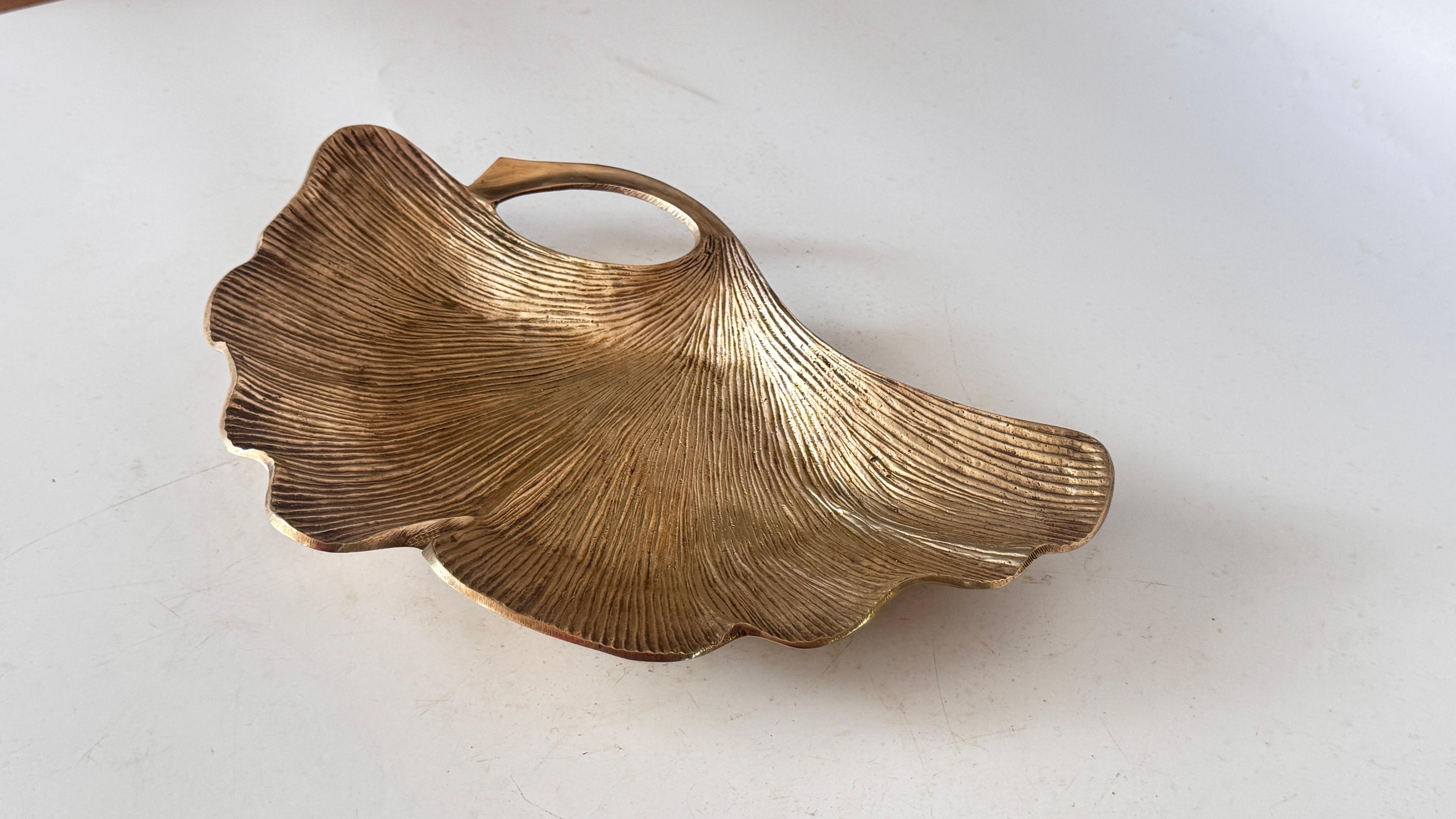 Videopoche in stile Art Nouveau con foglie di Ginkgo, in ottone lucido, scultoreo In condizioni buone in vendita a Auribeau sur Siagne, FR