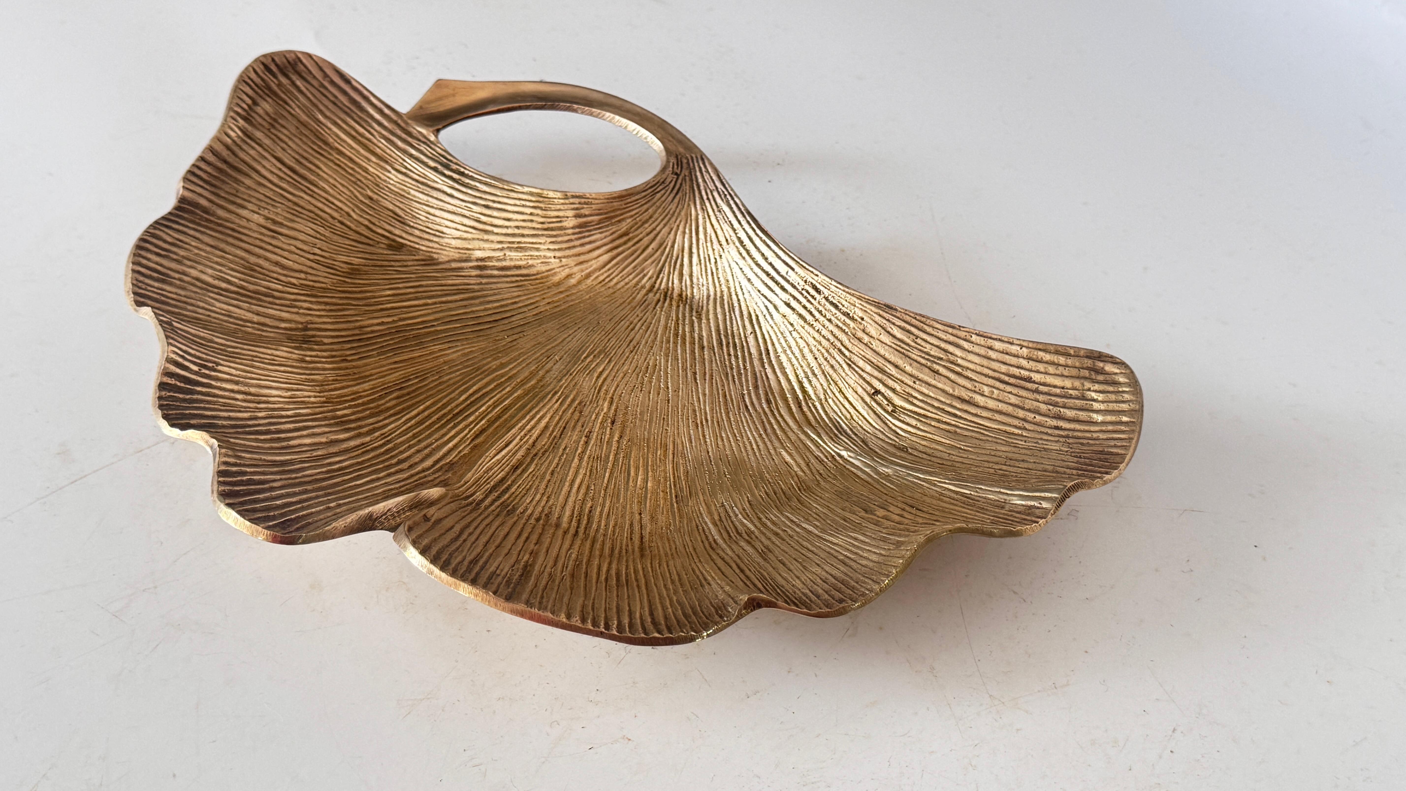 Fine XX secolo Videopoche in stile Art Nouveau con foglie di Ginkgo, in ottone lucido, scultoreo in vendita