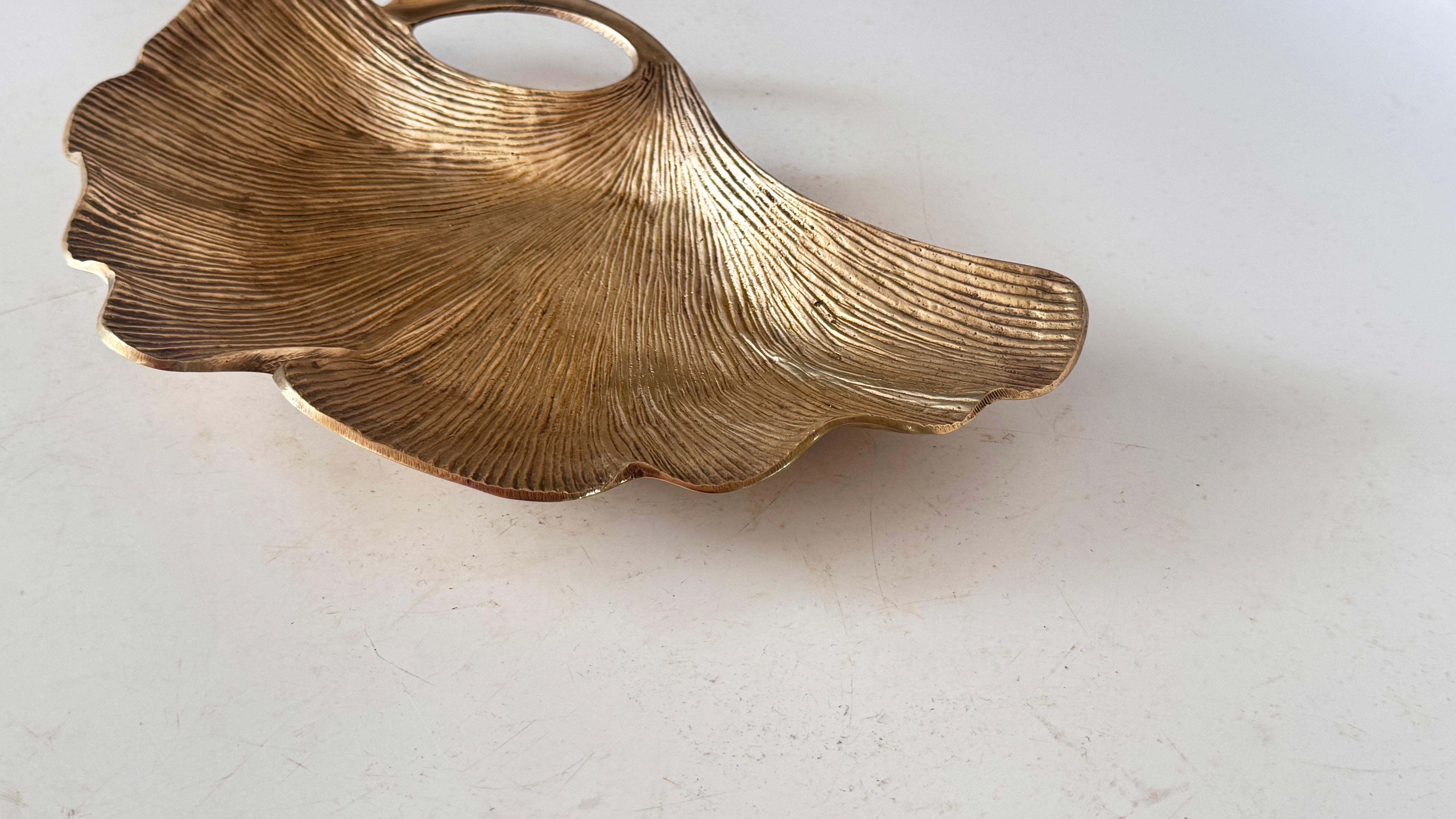 Ottone Videopoche in stile Art Nouveau con foglie di Ginkgo, in ottone lucido, scultoreo in vendita