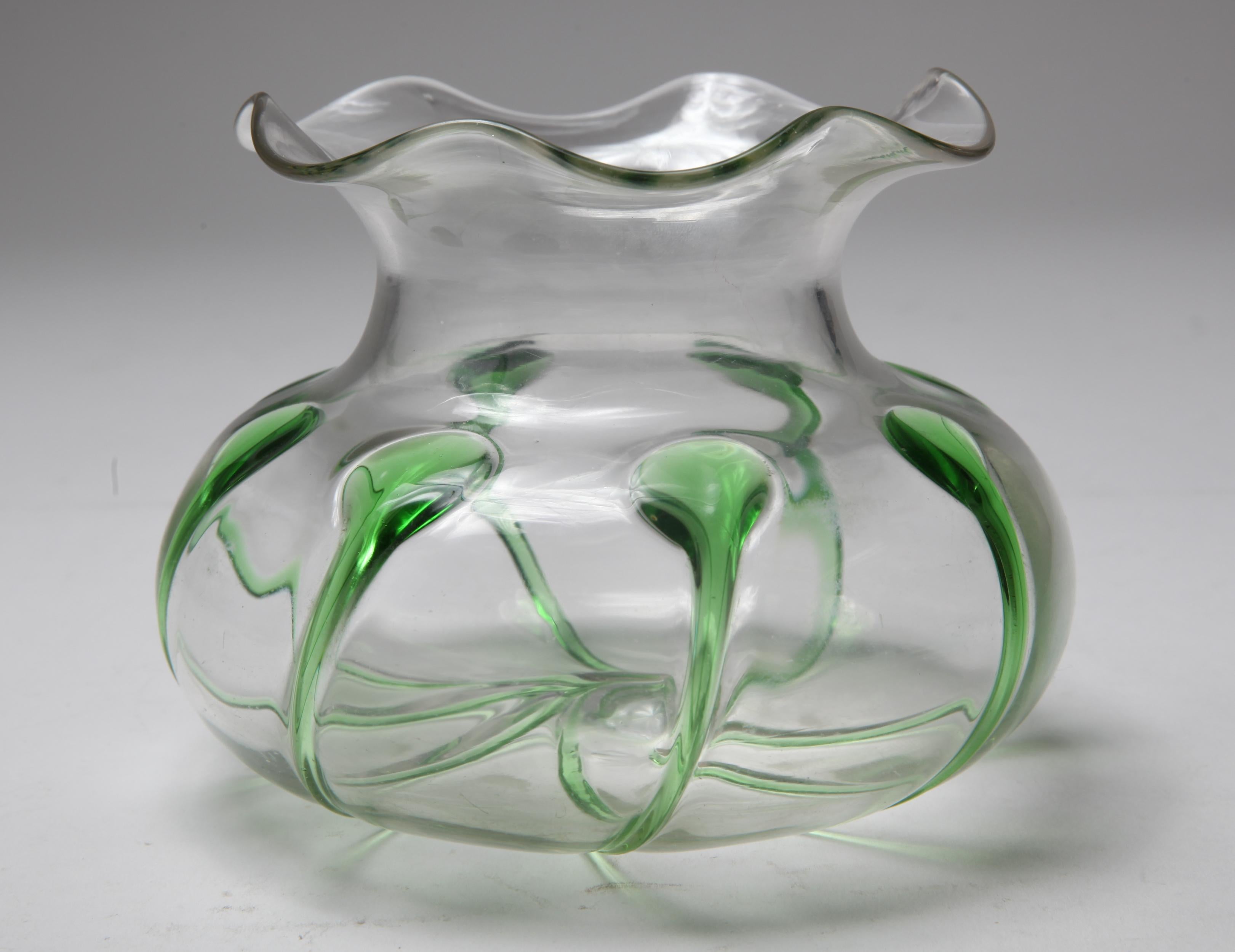 Coupe circulaire décorative en verre de style Art Nouveau avec des accents verts. La pièce a probablement été fabriquée au milieu du 20e siècle et est en très bon état avec une usure appropriée à l'âge.
