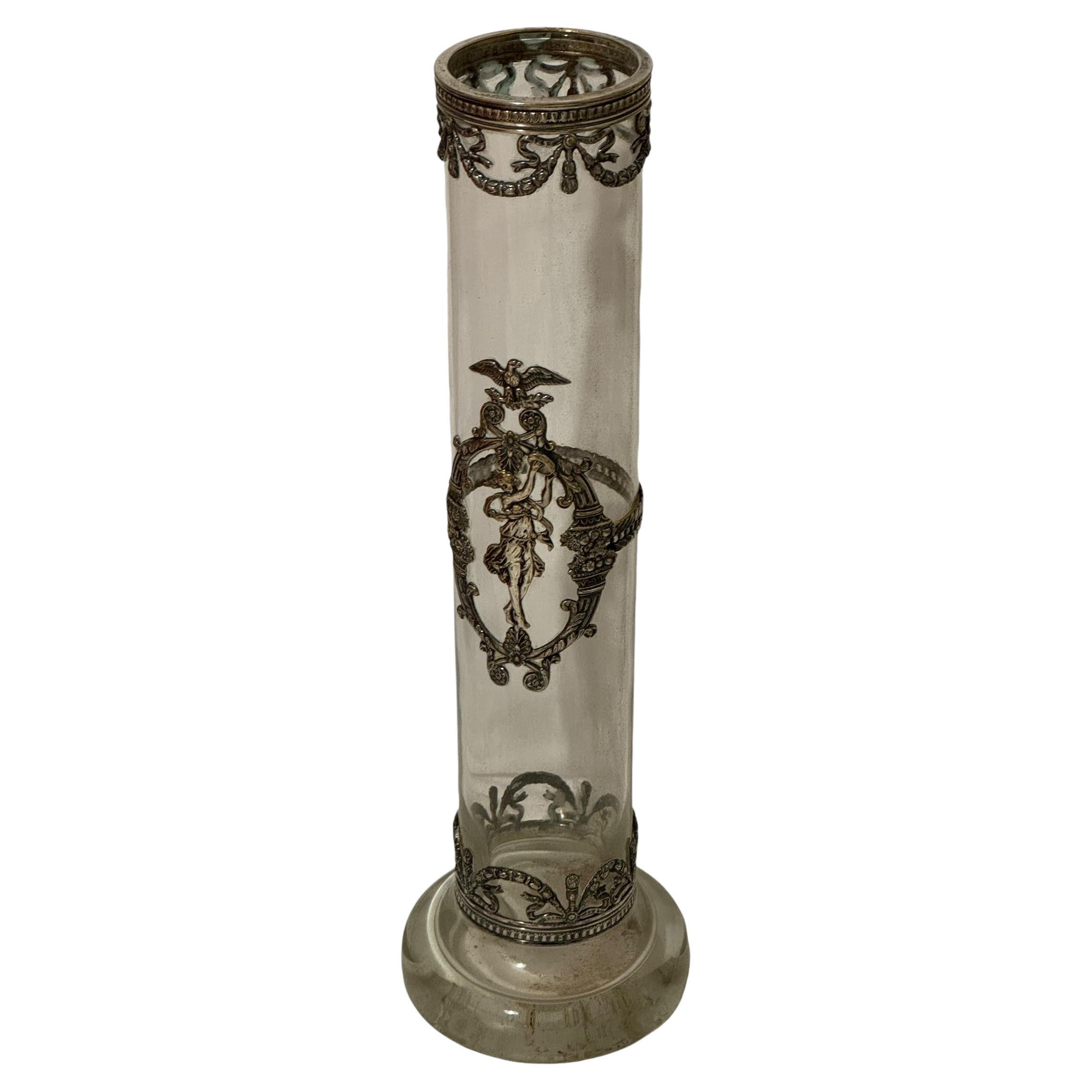 Bellissimo vaso alto in vetro artistico a forma di cilindro in stile Art Nouveau, impreziosito da decorazioni in argento che includono un grande medaglione con fanciulla al centro. La lavorazione della decorazione in argento sovrapposta è di