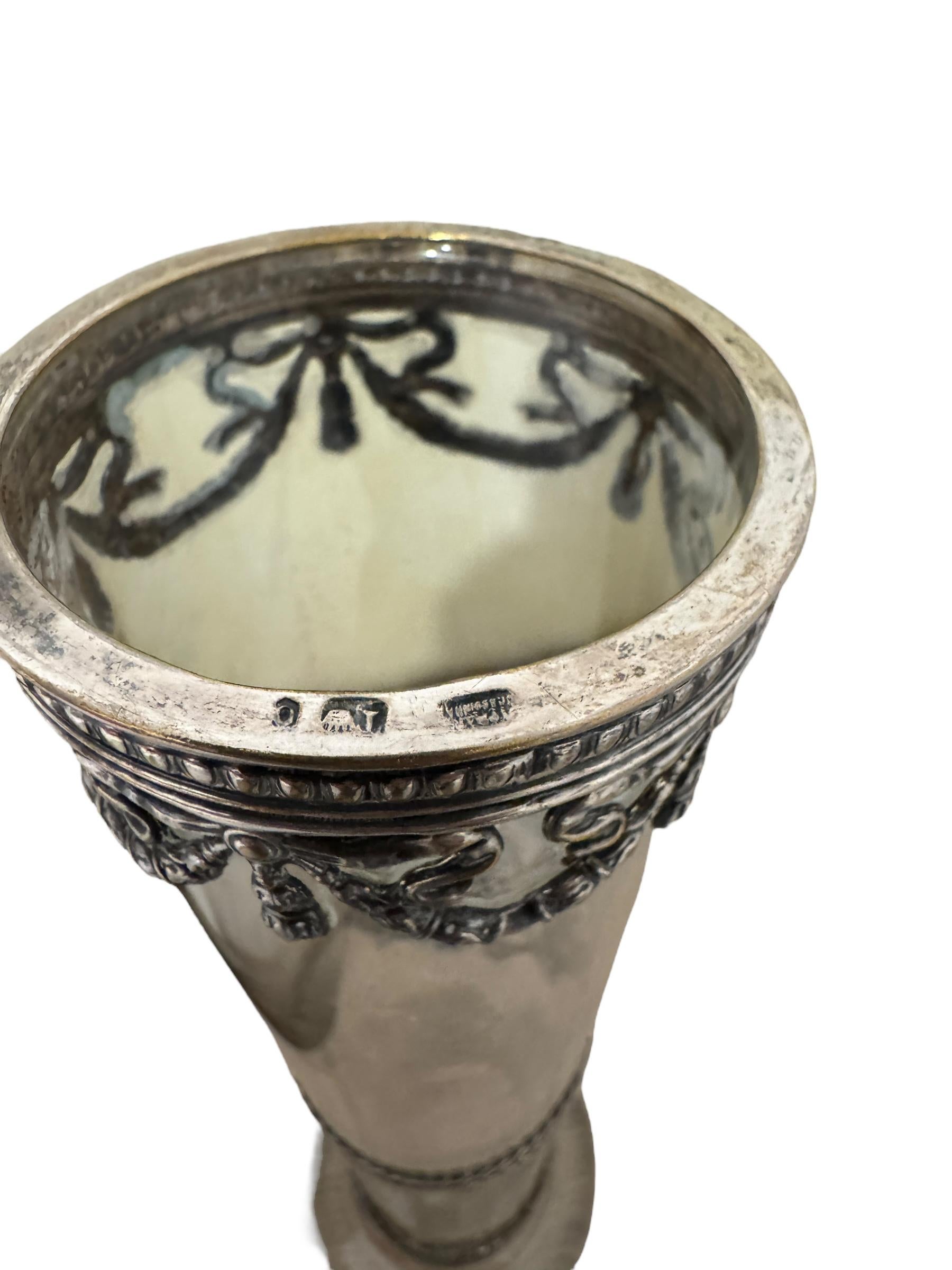 Inizio XX secolo Vaso di vetro in stile Art Nouveau con montature in argento, Portogallo Antico in vendita