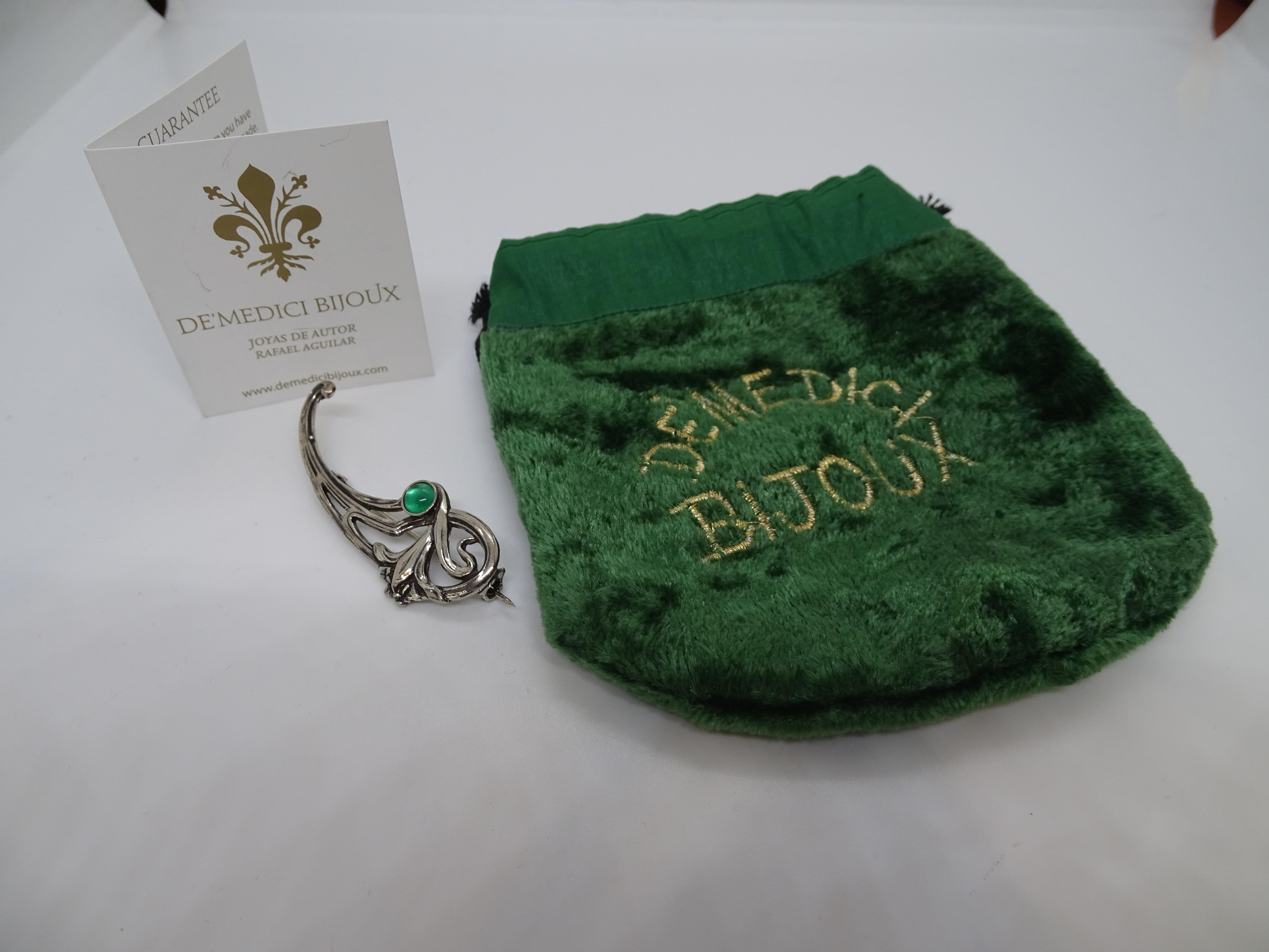 Women's or Men's Art Nouveau style Green Agate   brooch / pin “De´Medici Bijoux” For Sale