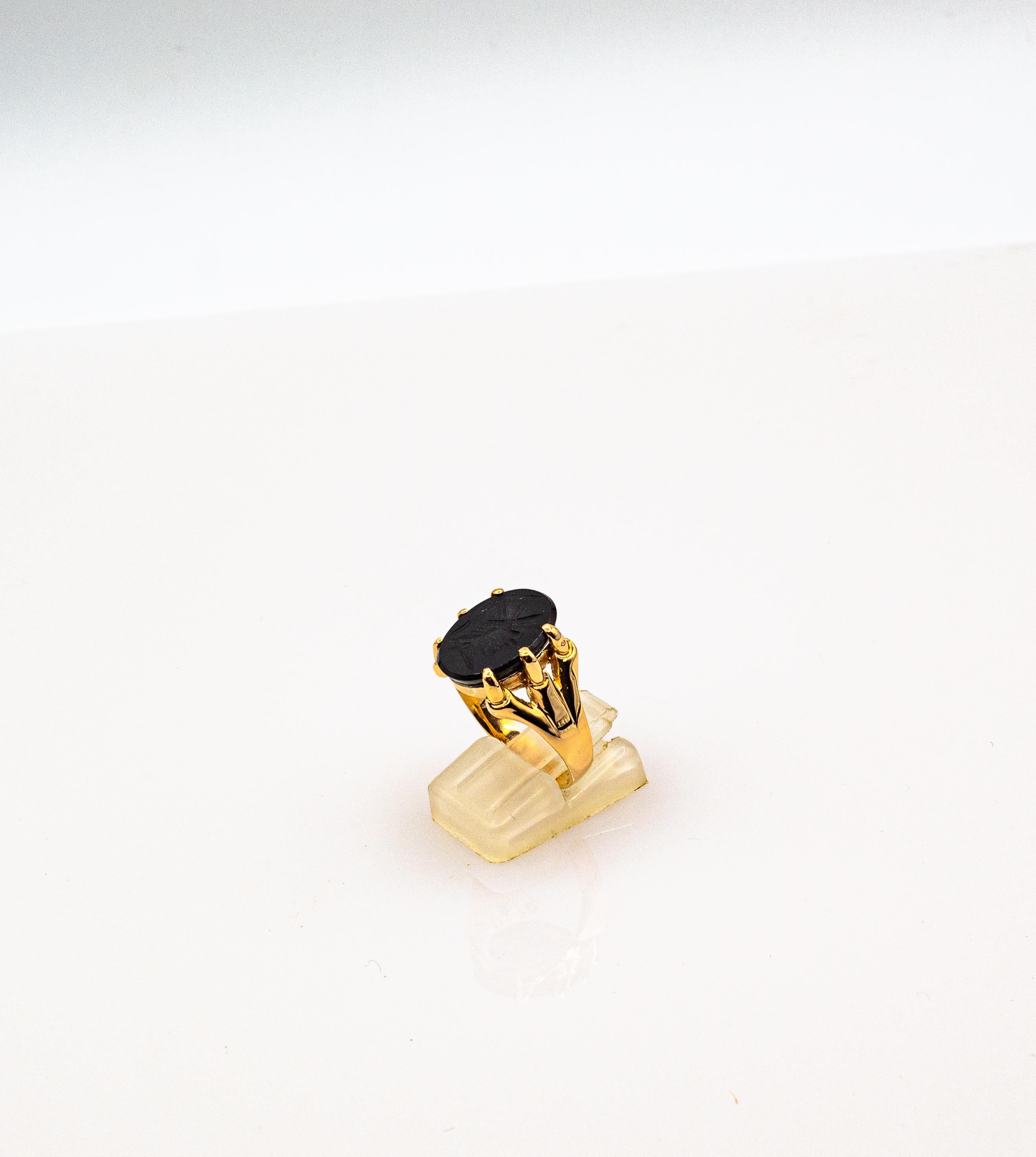 Art Nouveau Style Handcrafted Carved Onyx Yellow Gold Cocktail Ring In New Condition In Naples, IT