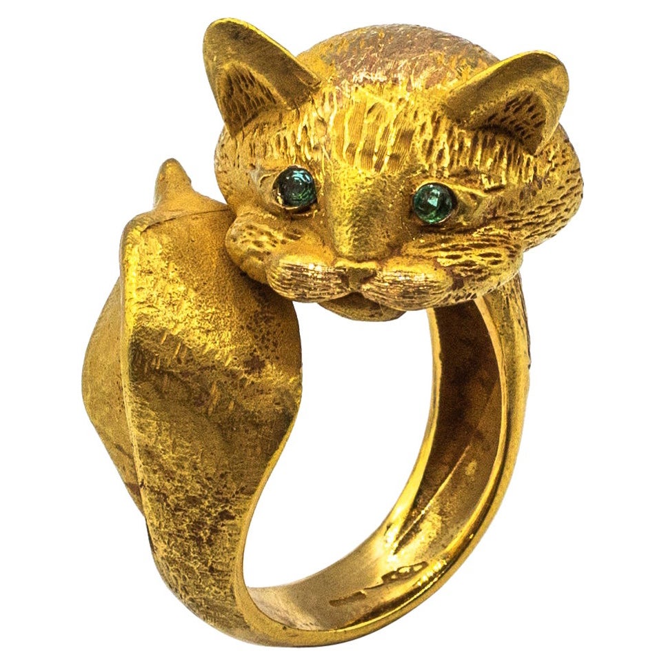 Handgefertigter Cocktailring „Cat“ aus Gelbgold im Jugendstil mit Smaragd und Smaragd im Jugendstil