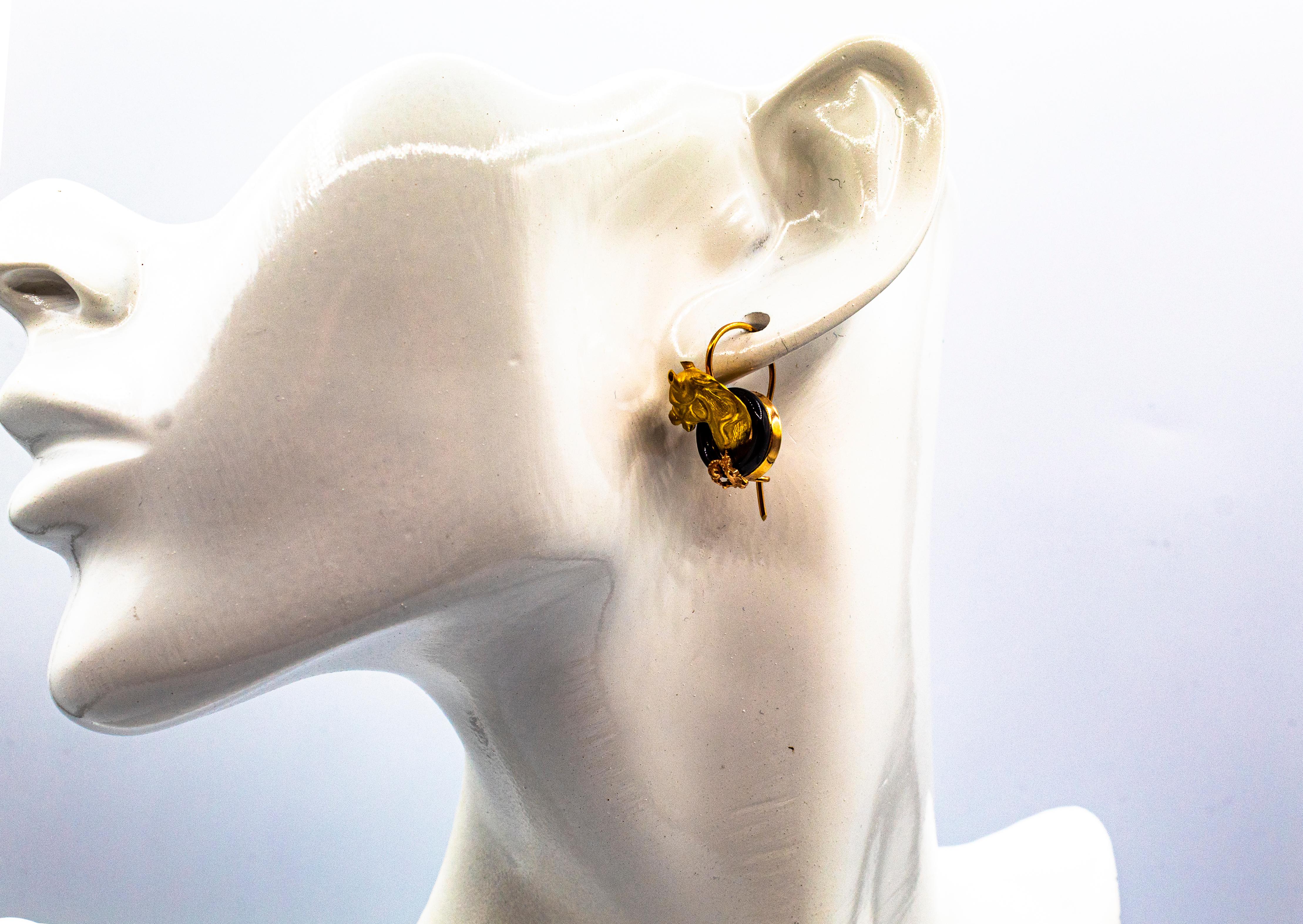 Boucles d'oreilles pendantes « Horses » en or jaune et onyx de style Art nouveau, fabriquées à la main en vente 6