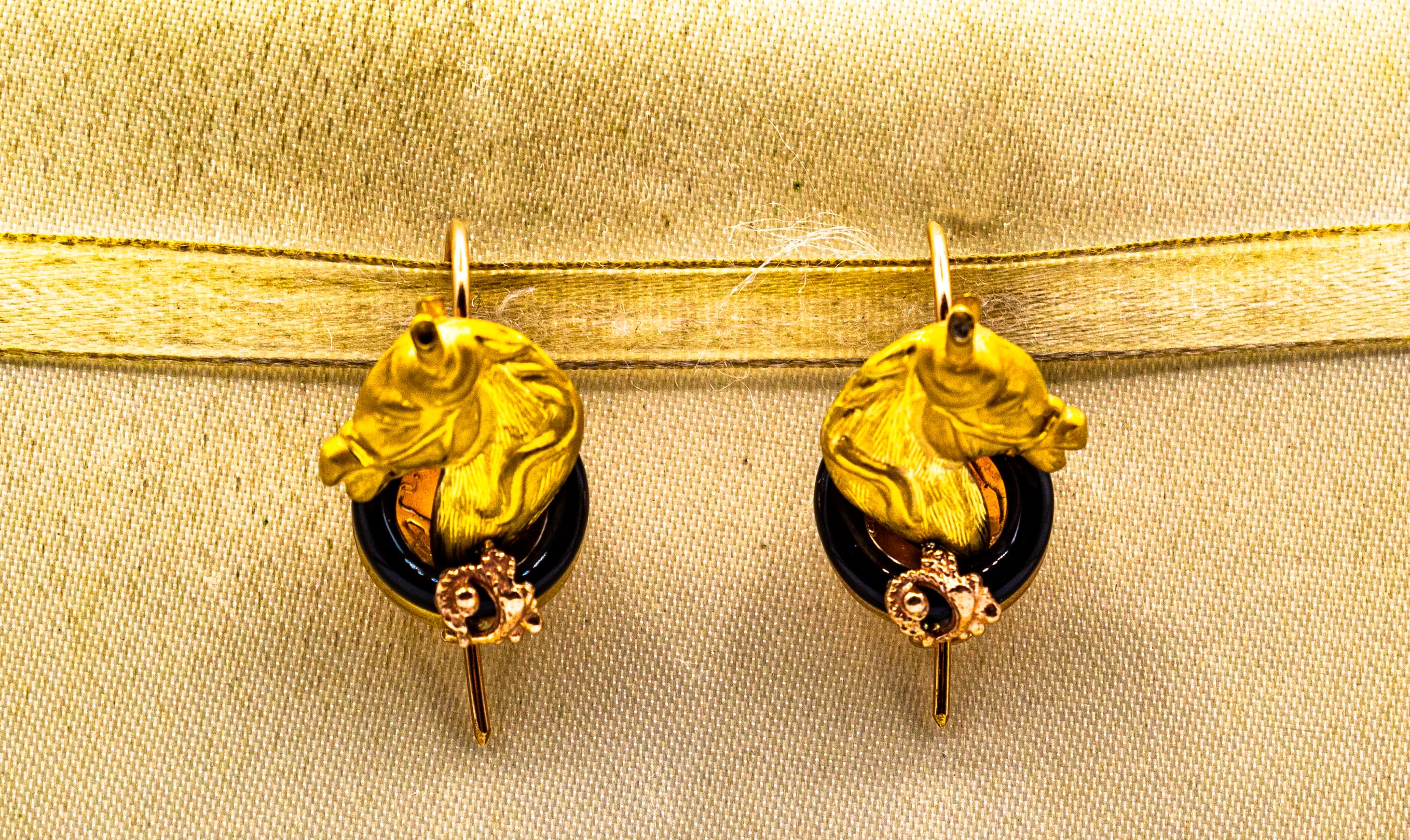 Ces boucles d'oreilles sont fabriquées en or jaune 9K.
Ces boucles d'oreilles ont deux Onyx.

Ces boucles d'oreilles sont inspirées de l'Art nouveau.

Toutes nos boucles d'oreilles sont munies de broches pour les oreilles percées, mais nous pouvons