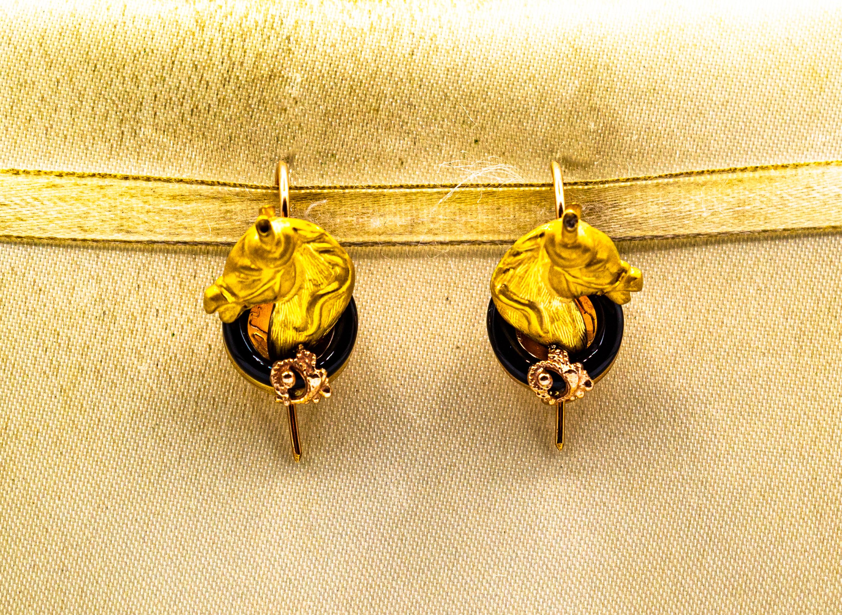 Taille mixte Boucles d'oreilles pendantes « Horses » en or jaune et onyx de style Art nouveau, fabriquées à la main en vente