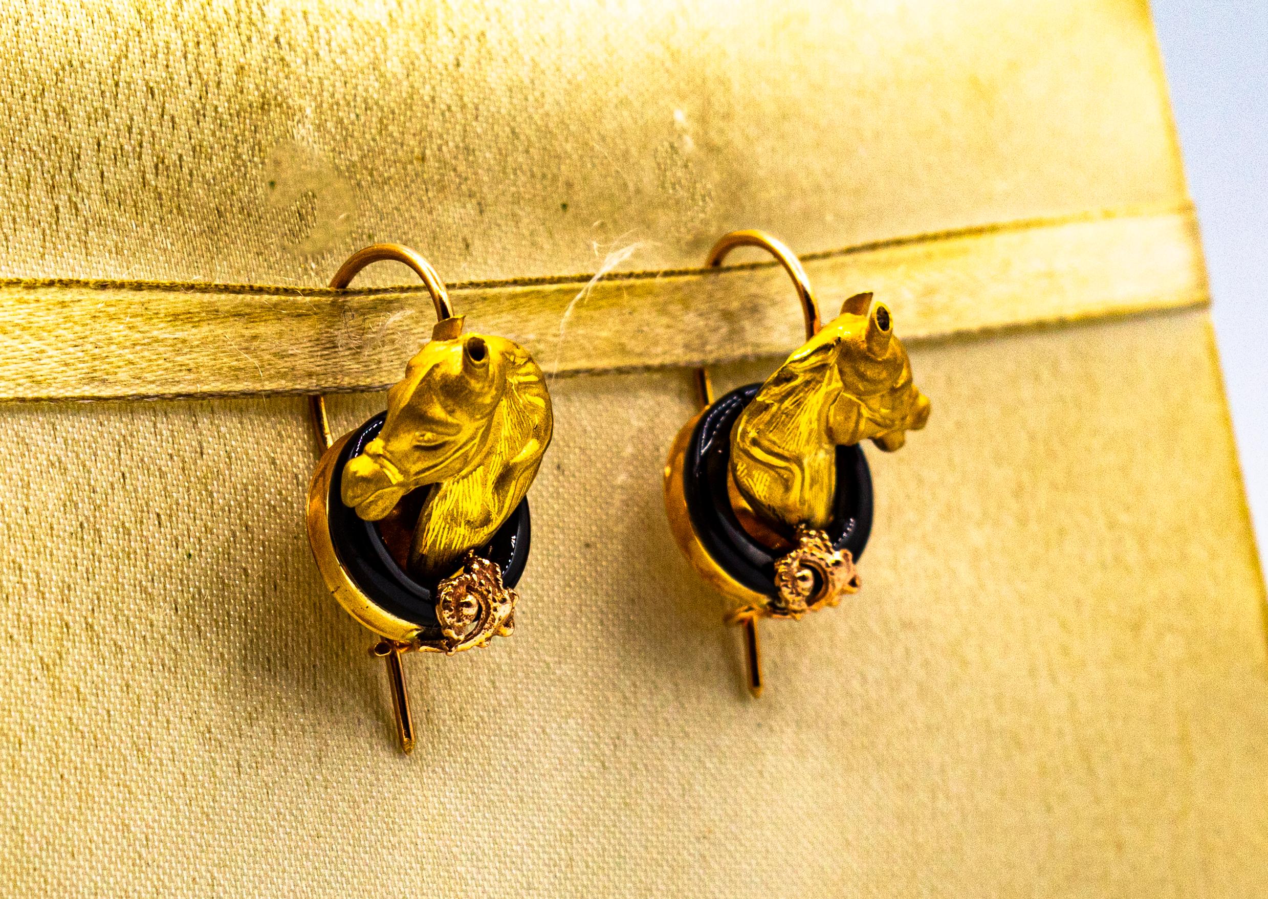 Boucles d'oreilles pendantes « Horses » en or jaune et onyx de style Art nouveau, fabriquées à la main Neuf - En vente à Naples, IT