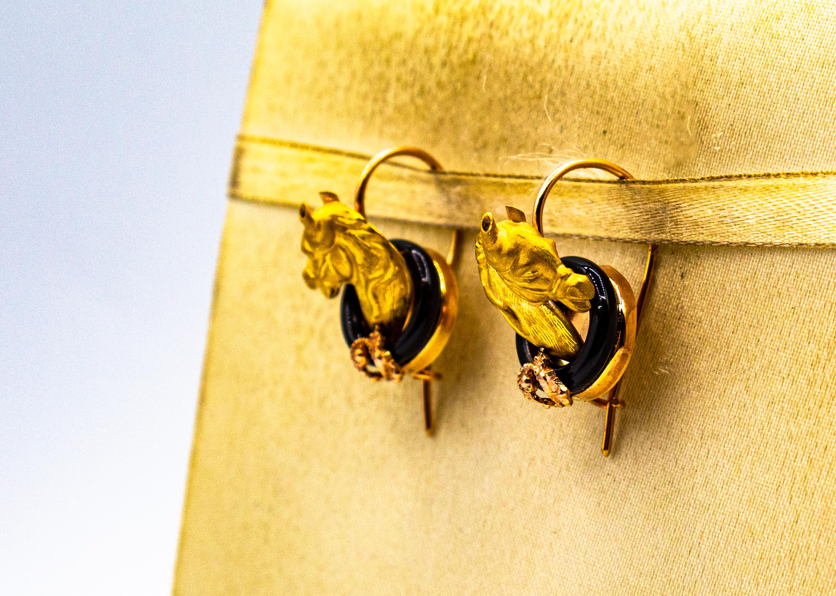Boucles d'oreilles pendantes « Horses » en or jaune et onyx de style Art nouveau, fabriquées à la main Unisexe en vente
