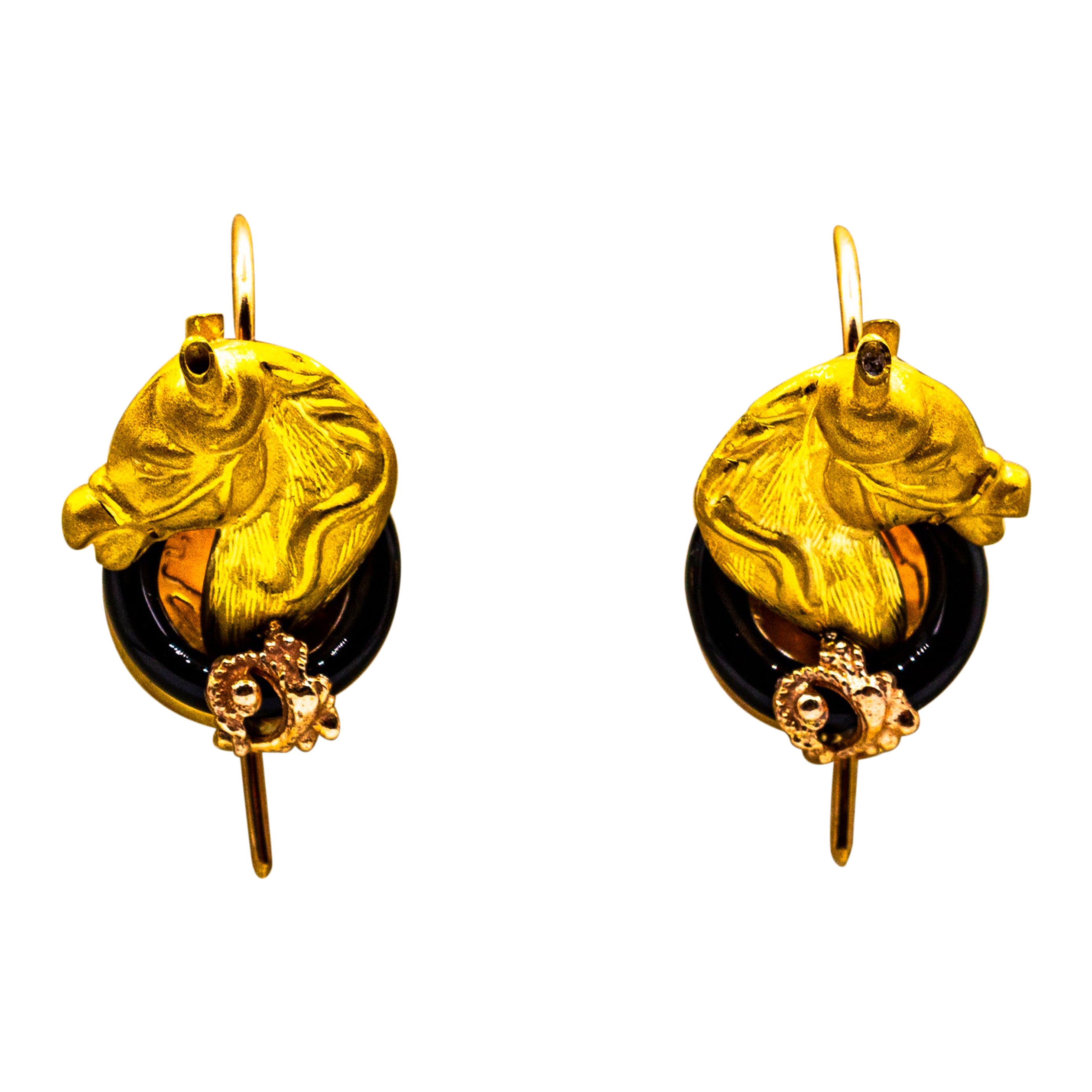 Pendientes colgantes de ónix y oro amarillo "Caballos" de estilo Art Nouveau hechos a mano en venta