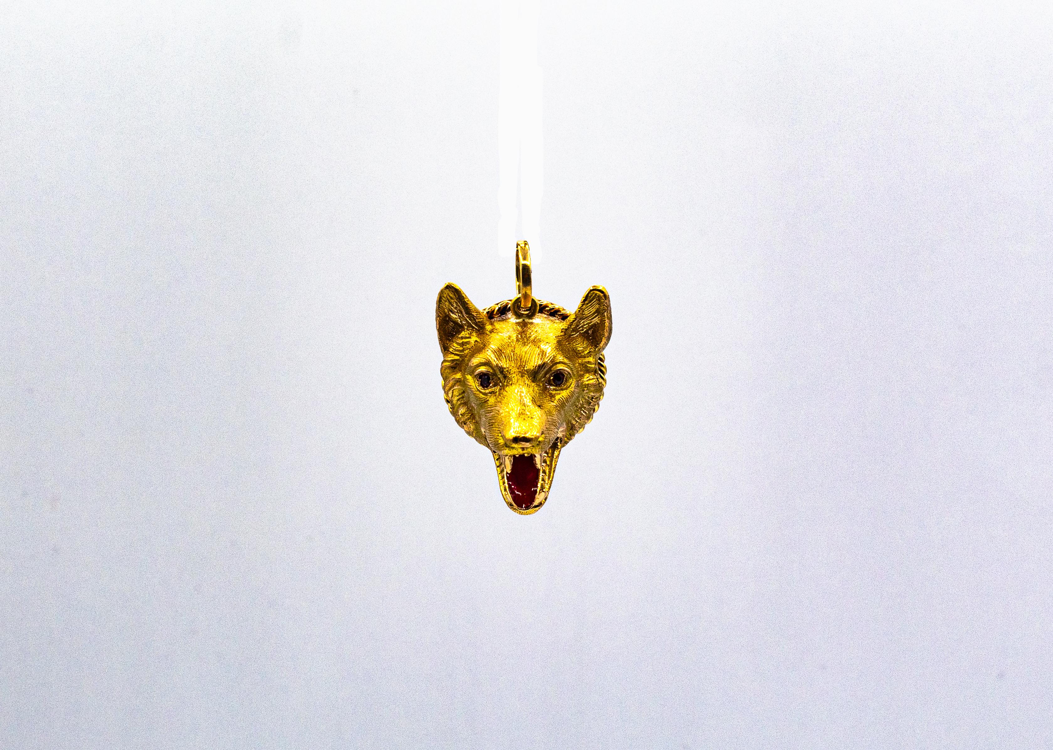 Handgefertigter Jugendstil-Anhänger „Capitoline Wolf“ aus Gelbgold mit Rubin-Emaille und Gelbgold im Jugendstil im Angebot 1