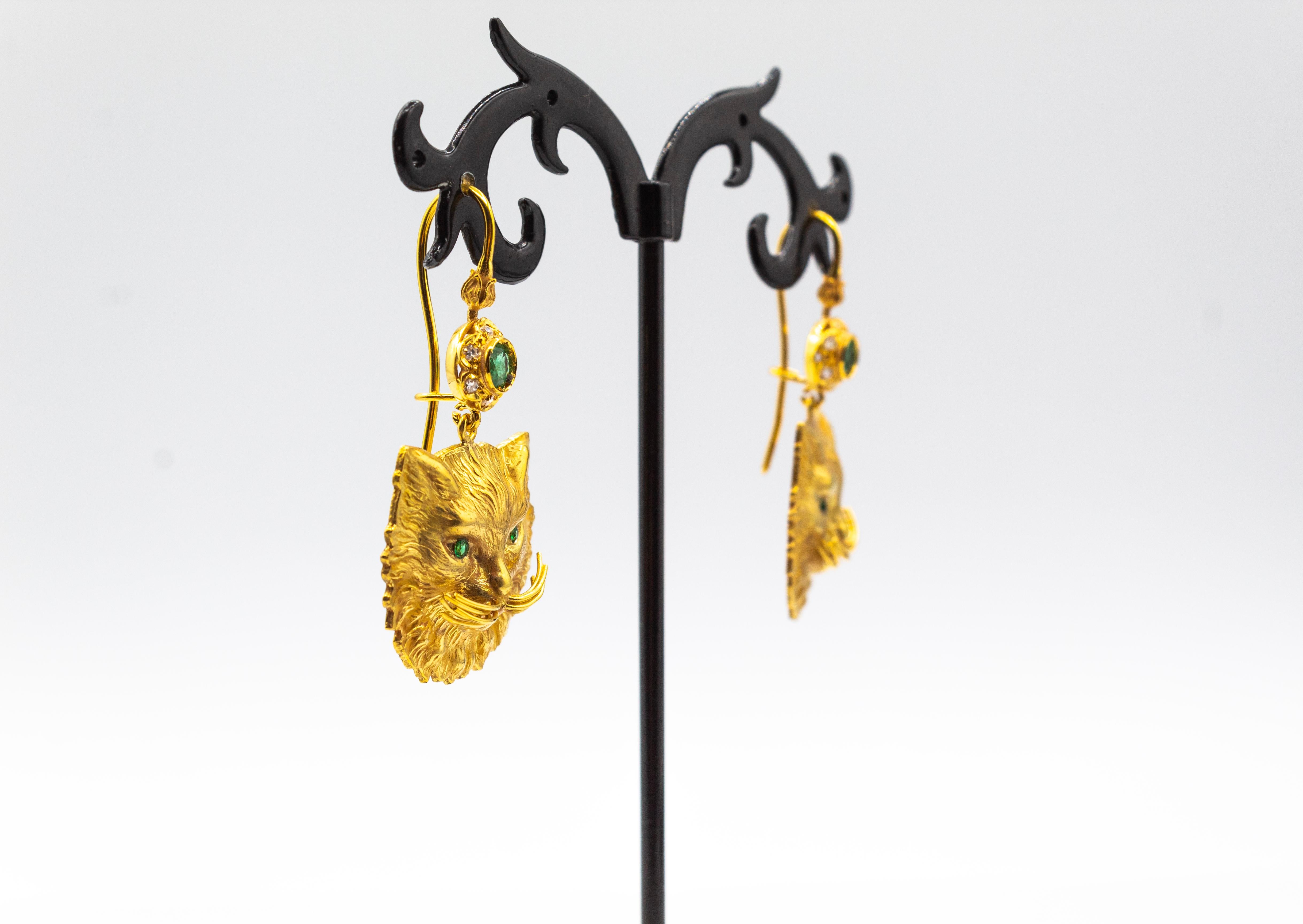 Ohrringe „Cat“ im Jugendstil, handgefertigt, weißer Diamant, Smaragd, Gelbgold (Art nouveau)