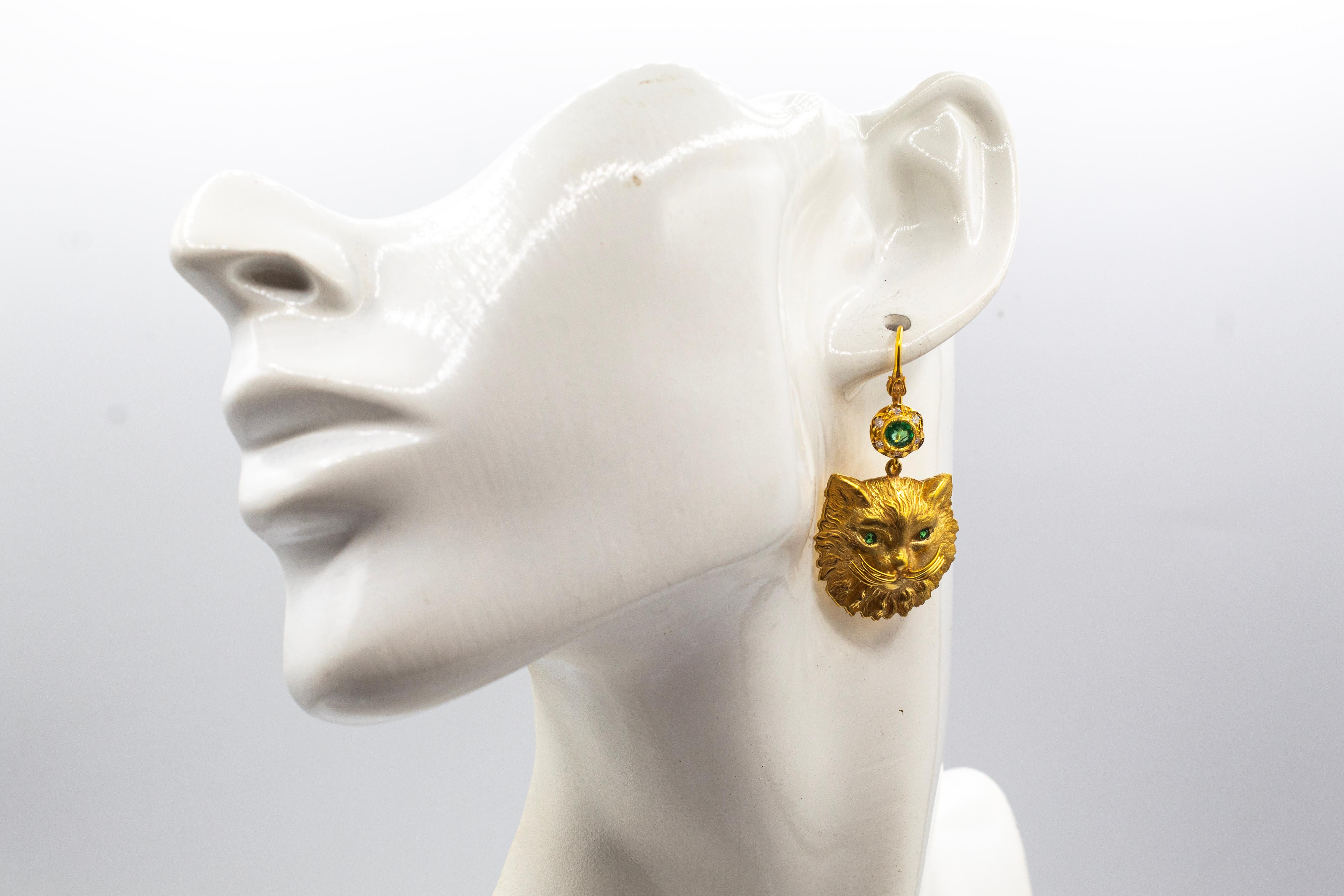 Ohrringe „Cat“ im Jugendstil, handgefertigt, weißer Diamant, Smaragd, Gelbgold im Angebot 1