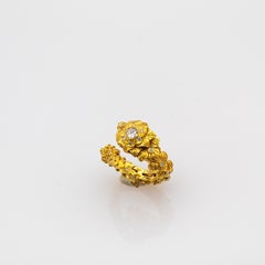 Anello "Serpente" in oro giallo con diamanti bianchi e smeraldi, realizzato a mano in stile Art Nouveau