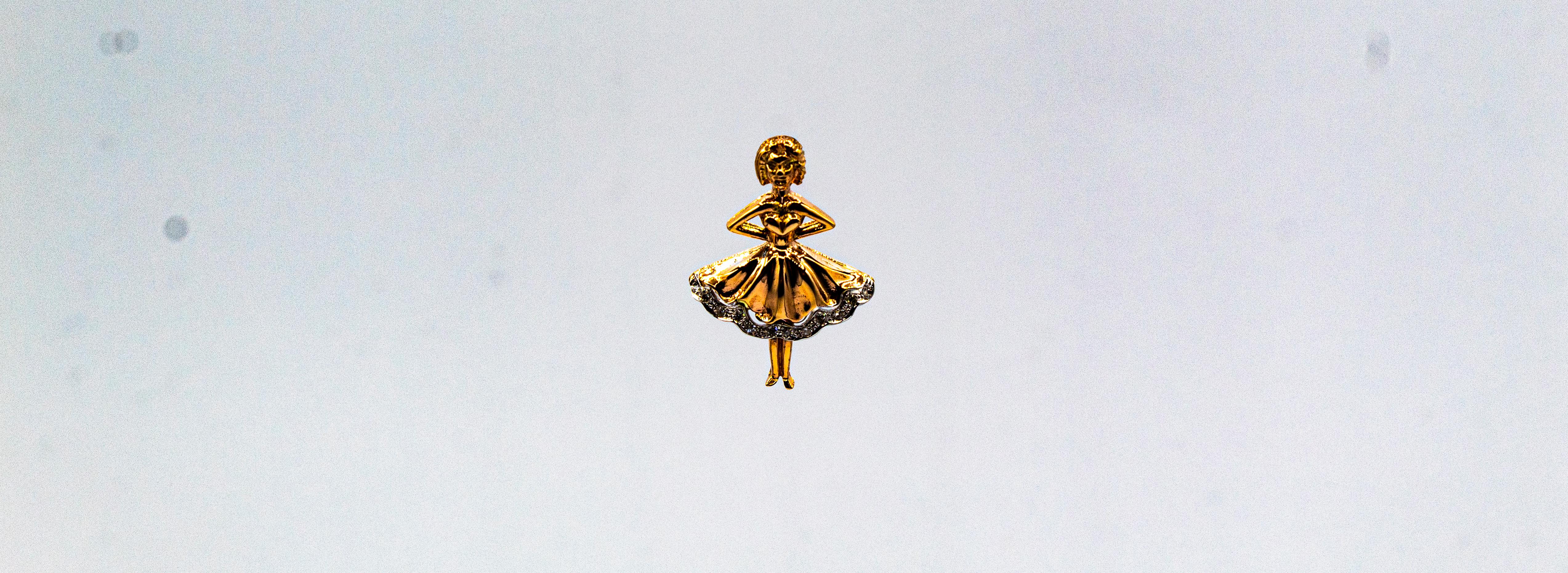 Ce pendentif est fabriqué en or rose 14K.
Ce pendentif contient 0,10 carats de diamants blancs taille brillant.

Ce pendentif est inspiré de l'Art nouveau.

Nous sommes un atelier, donc chaque pièce est faite à la main, personnalisable et