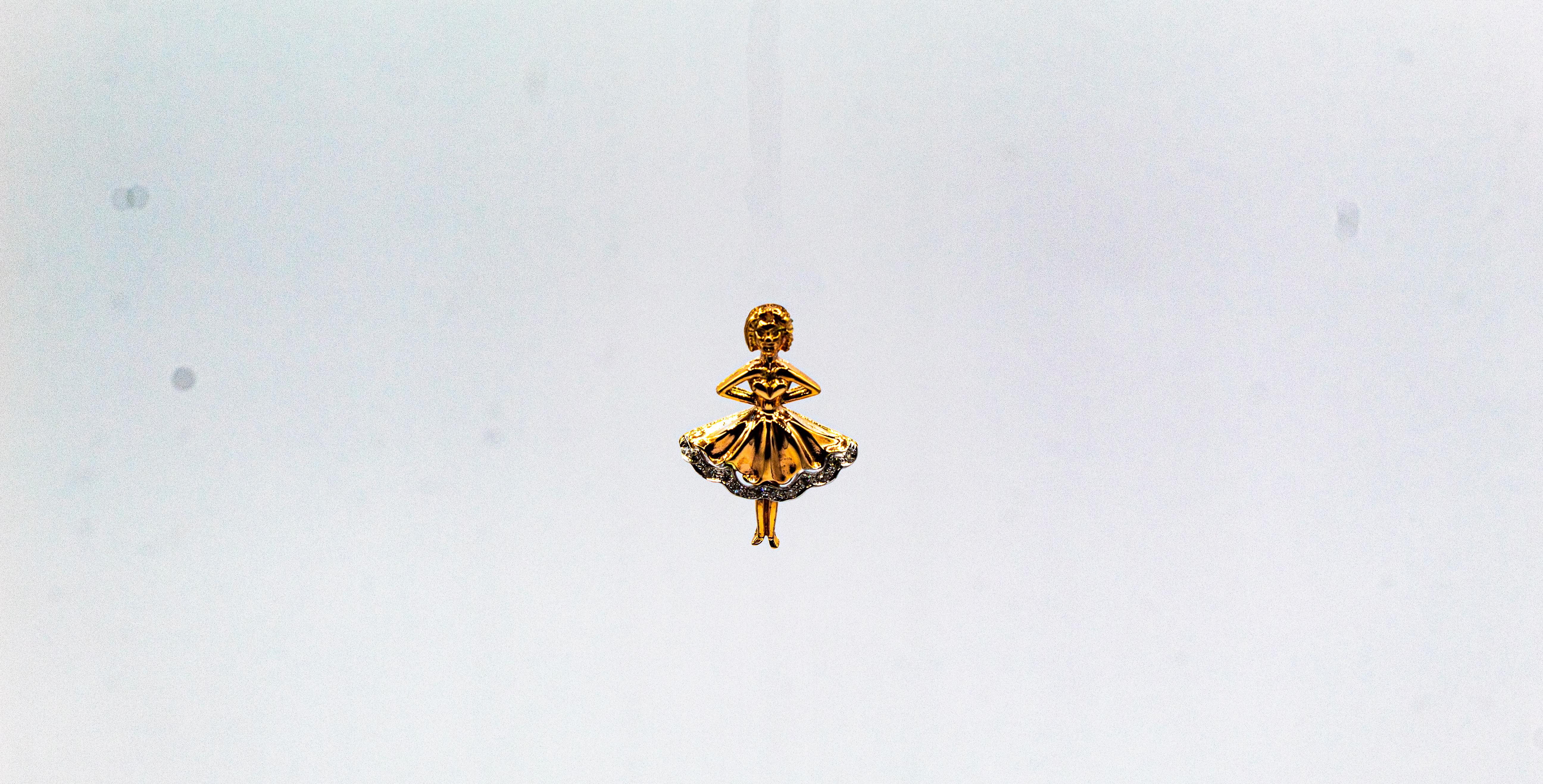 Taille brillant Collier pendentif danseur de style Art nouveau en or rose et diamants blancs, fabriqué à la main en vente
