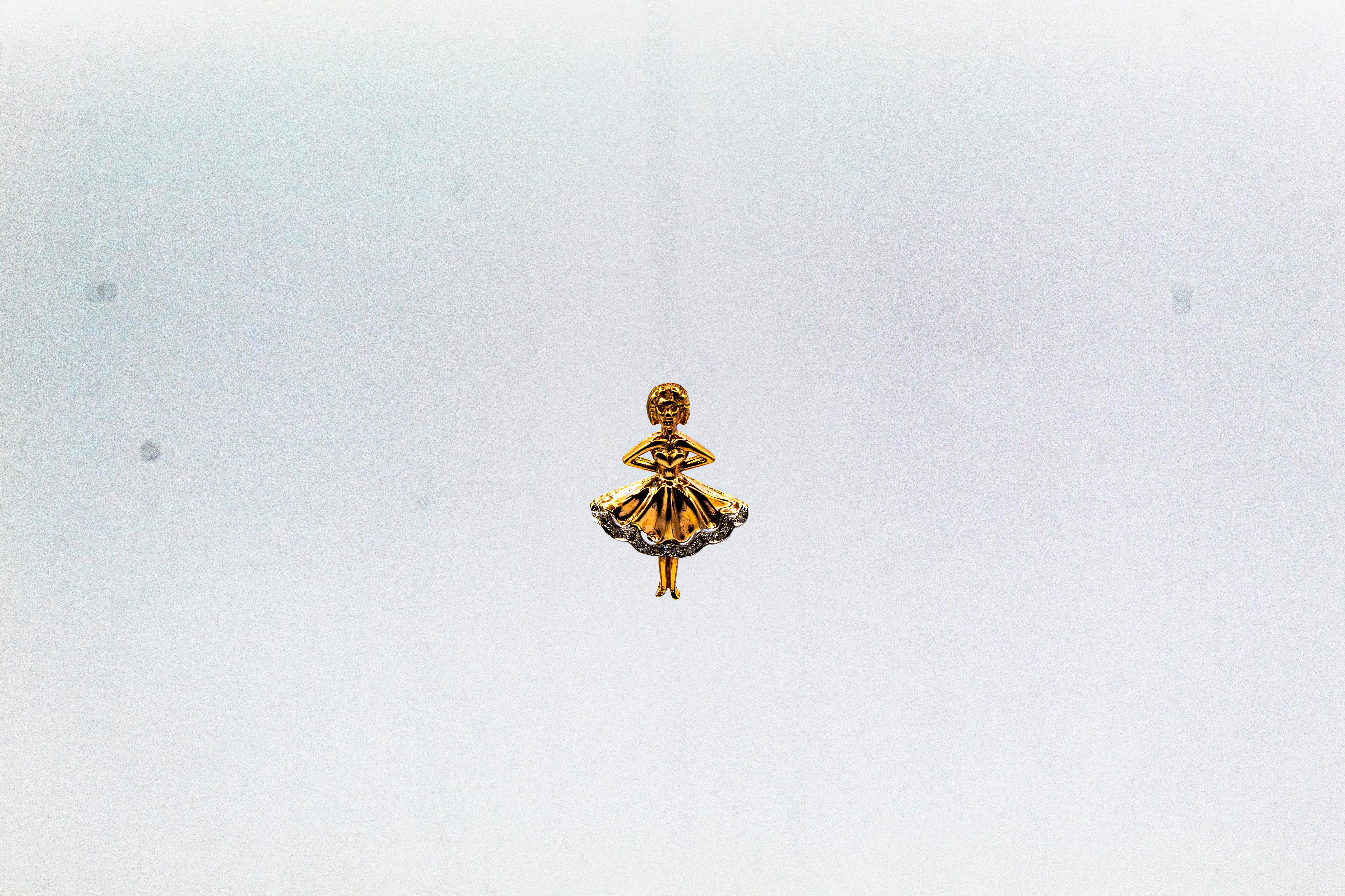 Collier pendentif danseur de style Art nouveau en or rose et diamants blancs, fabriqué à la main Neuf - En vente à Naples, IT