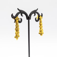Orecchini artigianali in stile Art Nouveau con diamanti bianchi e oro giallo a forma di goccia "Fiori"