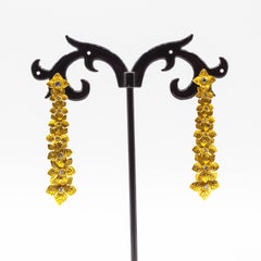 Orecchini artigianali in stile Art Nouveau con diamanti bianchi e oro giallo a forma di goccia "Fiori"