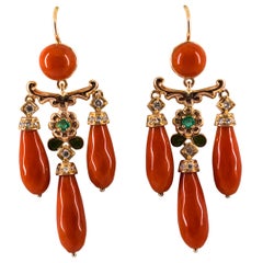 Boucles d'oreilles en or jaune de style Art Nouveau avec corail méditerranéen, diamant blanc et émeraude