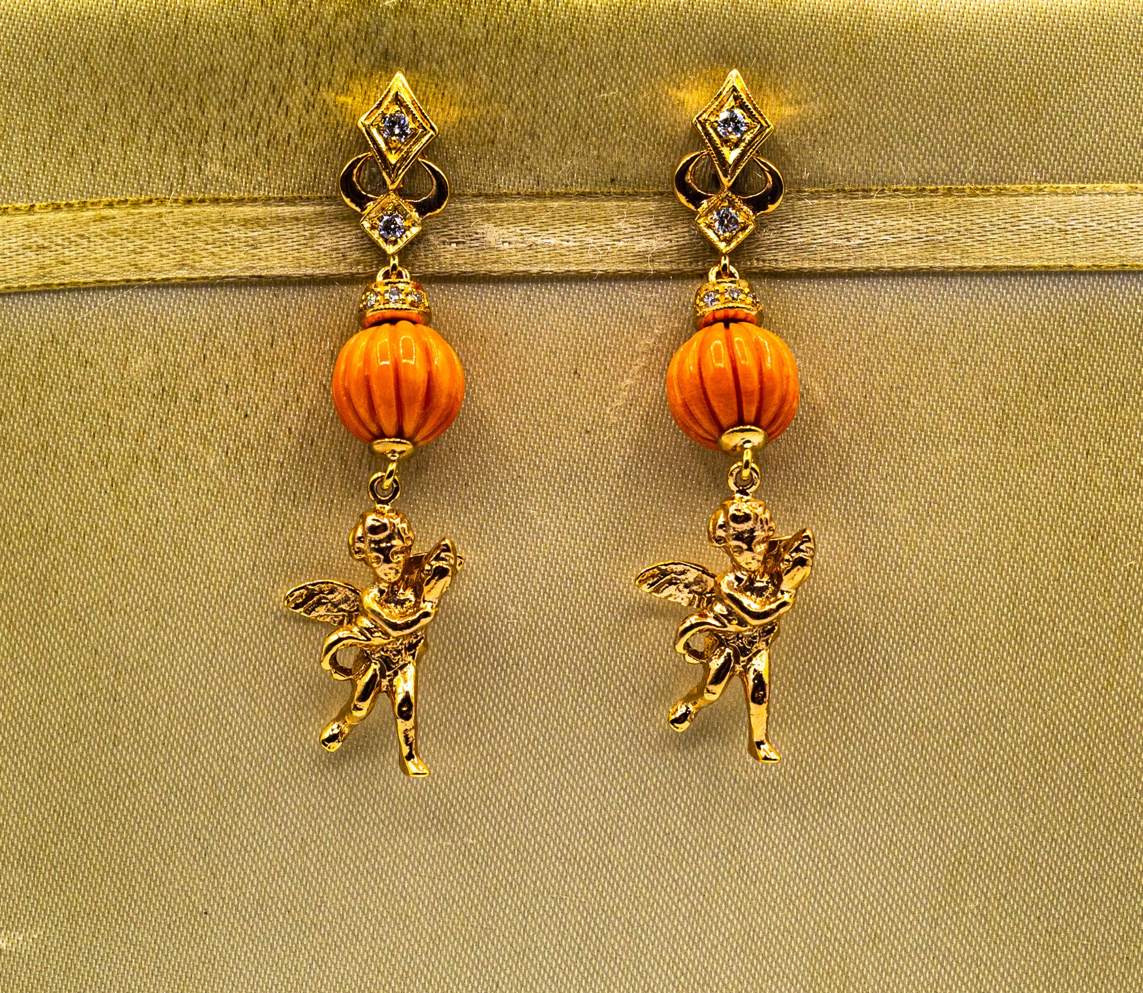Taille brillant Clous d'oreilles en or jaune avec corail méditerranéen et diamants blancs de style Art nouveau en vente