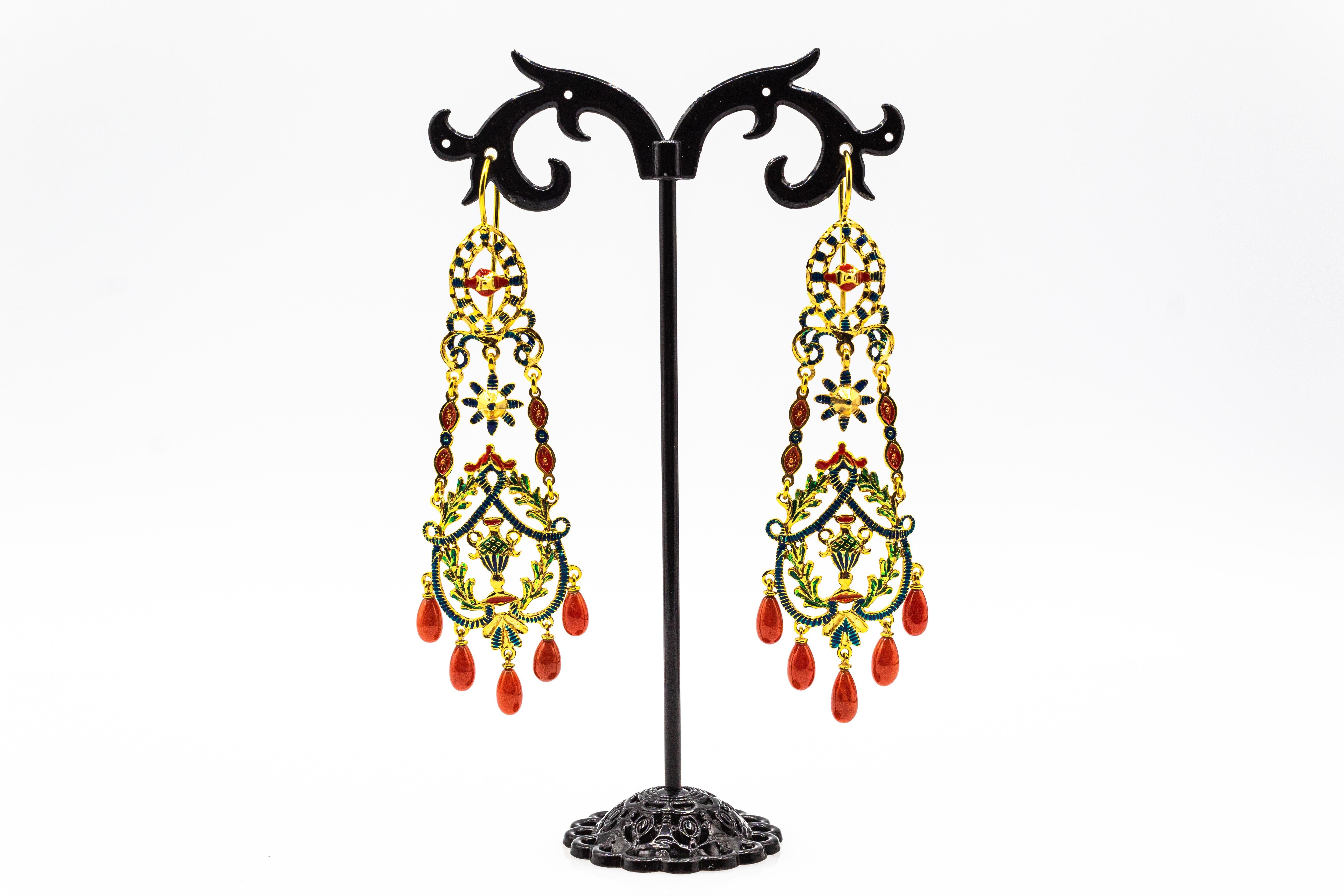 Art nouveau Clous d'oreilles en goutte de style Art Nouveau en or jaune, émail et corail rouge méditerranéen en vente