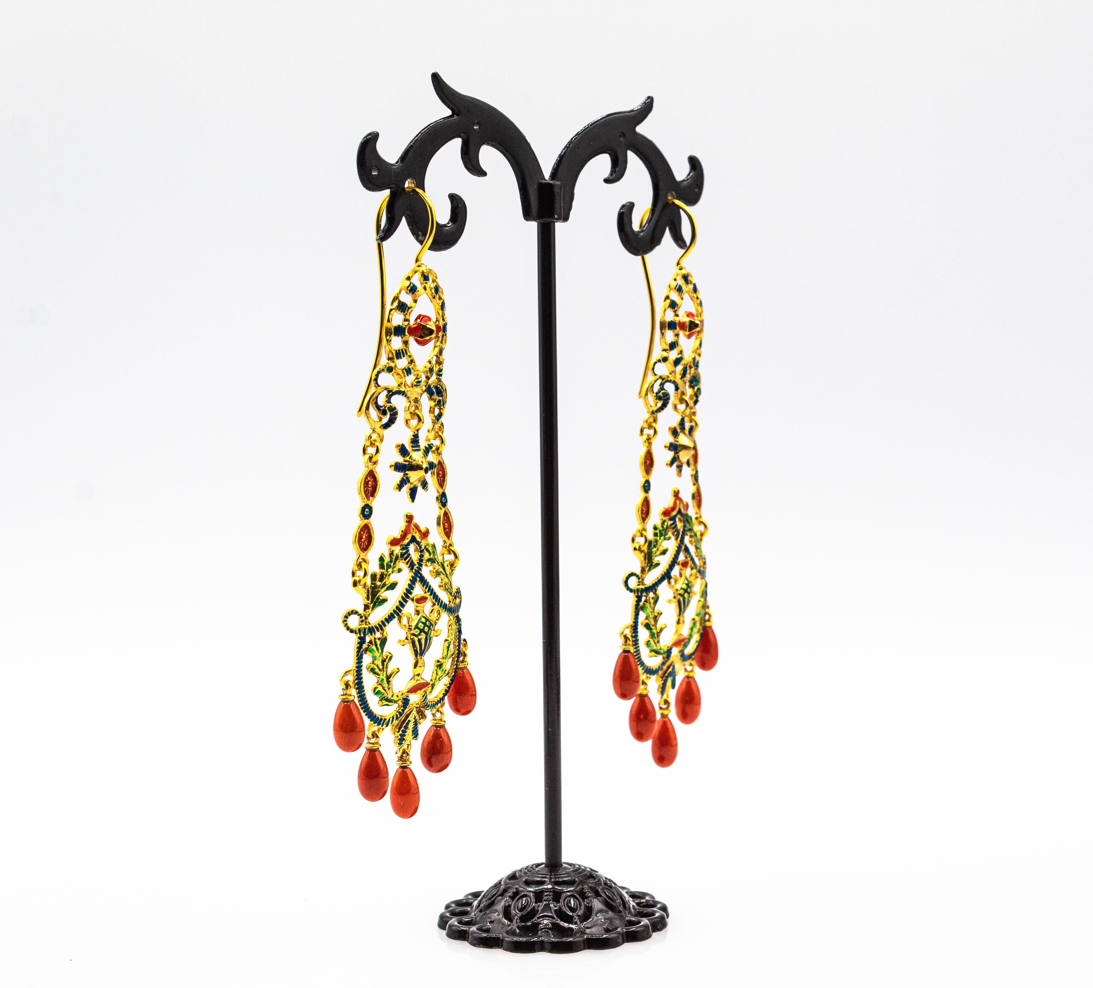 Taille mixte Clous d'oreilles en goutte de style Art Nouveau en or jaune, émail et corail rouge méditerranéen en vente