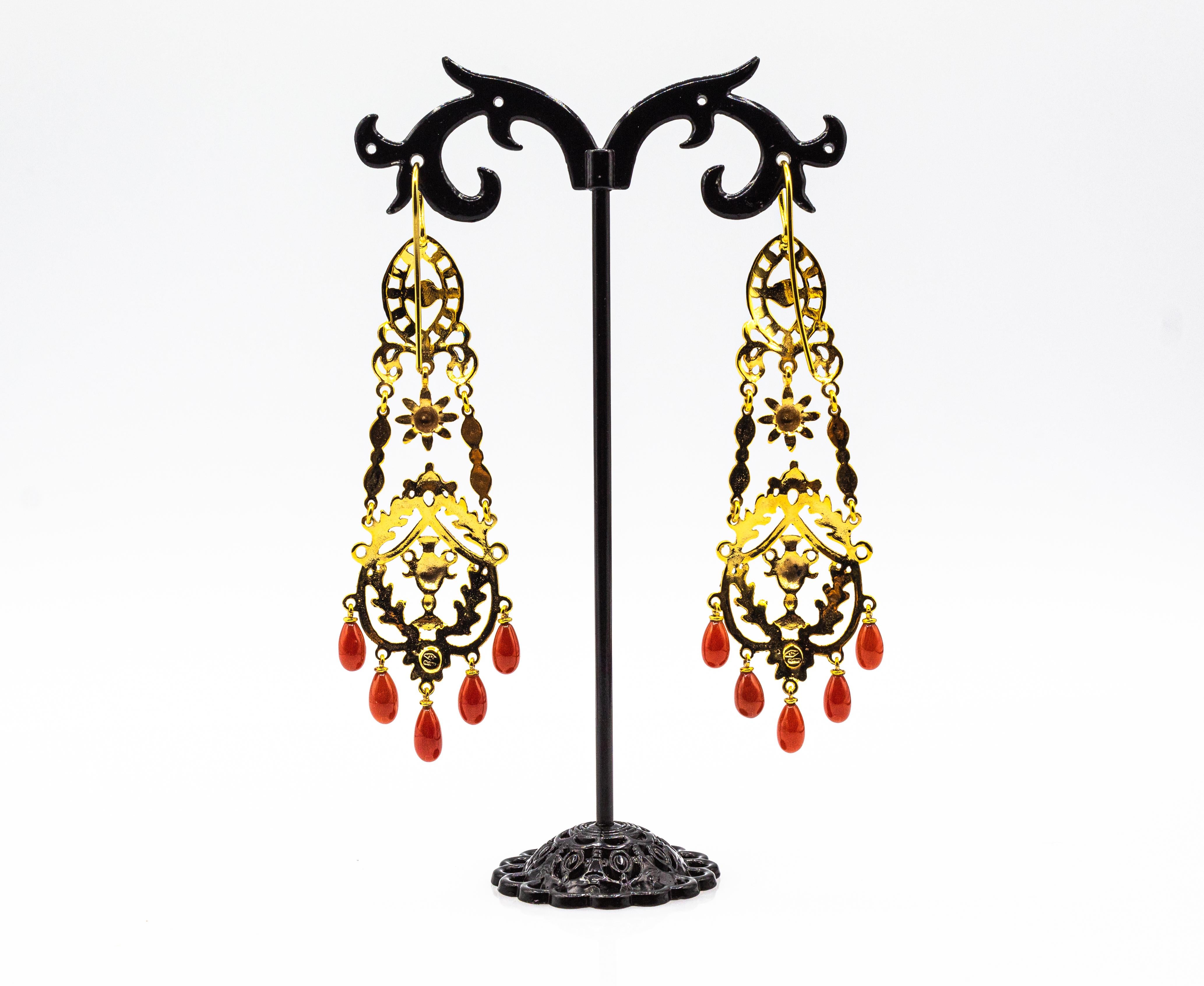 Clous d'oreilles en goutte de style Art Nouveau en or jaune, émail et corail rouge méditerranéen Neuf - En vente à Naples, IT