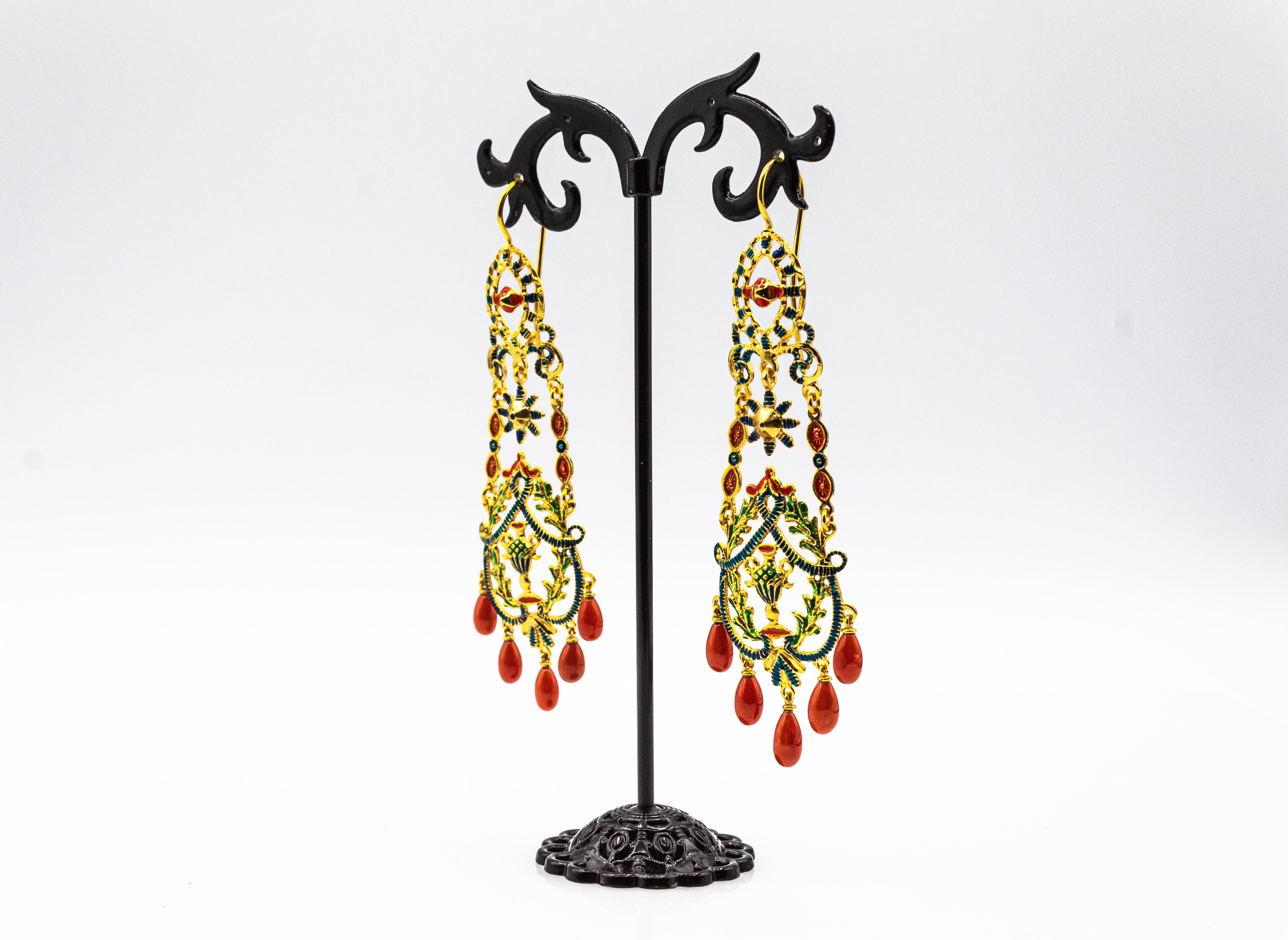 Clous d'oreilles en goutte de style Art Nouveau en or jaune, émail et corail rouge méditerranéen Unisexe en vente