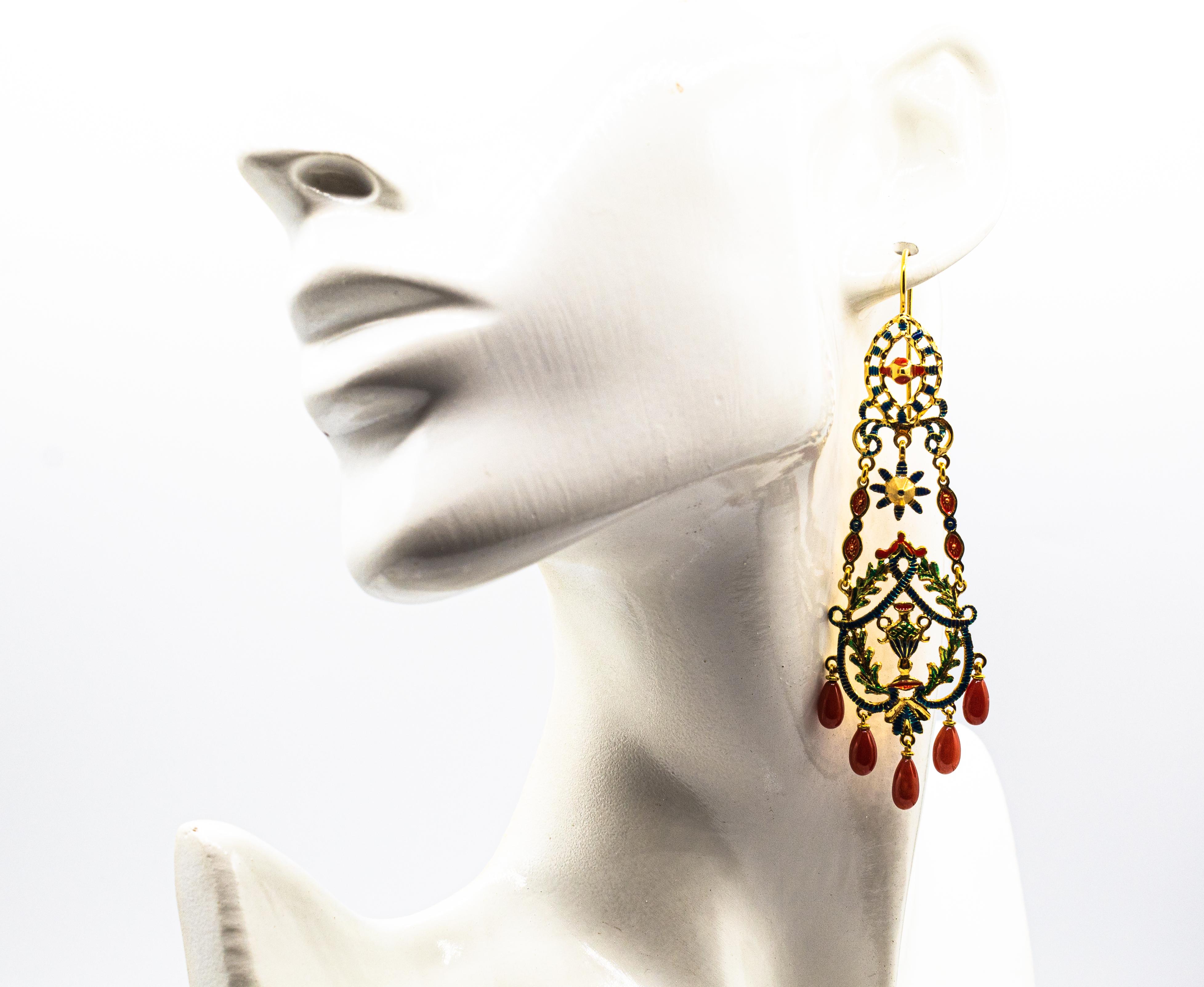 Clous d'oreilles en goutte de style Art Nouveau en or jaune, émail et corail rouge méditerranéen en vente 1