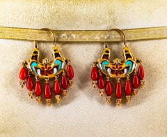 Orecchini a perno in oro giallo in stile Art Nouveau Mediterraneo con corallo rosso e smalto