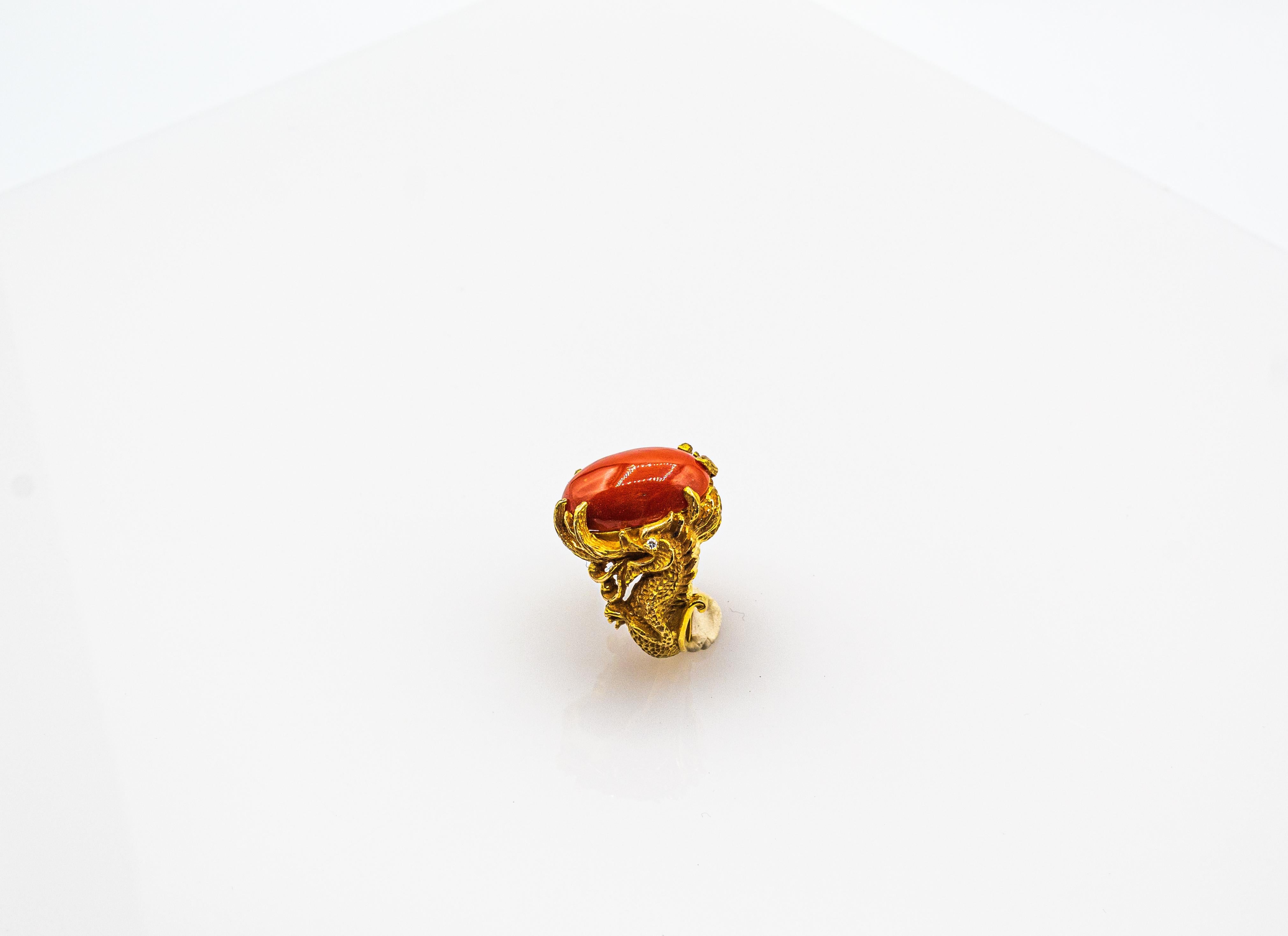 Gelbgold-D Drachenring im Jugendstil mit mediterraner roter Koralle und weißem Diamant im Angebot 1