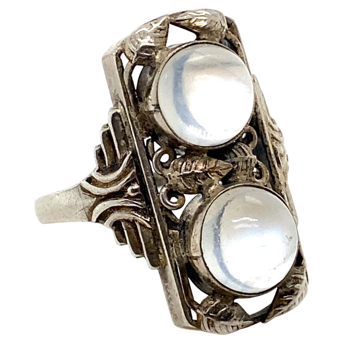 Anello con placca d'argento con pietra di luna in stile Art Nouveau