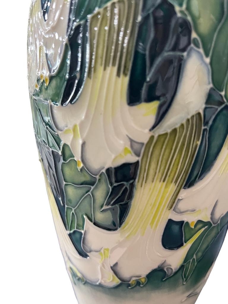 A Moorcroft vase, Angels Trumpet pattern, designer Anji Davenport (1998), Moorcroft Collectors Club, numbered 383, signed and dated

Refined Vase  in art nouveau style, floral. The Angels' Trumpets vase was produced exclusively for the Moorcroft