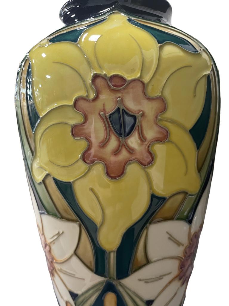 Art Nouveau style MOORCROFT  pottery Rachel Bishop LARGE Vase, Daffodil, 1994 In Good Condition For Sale In Richmond Hill, ON