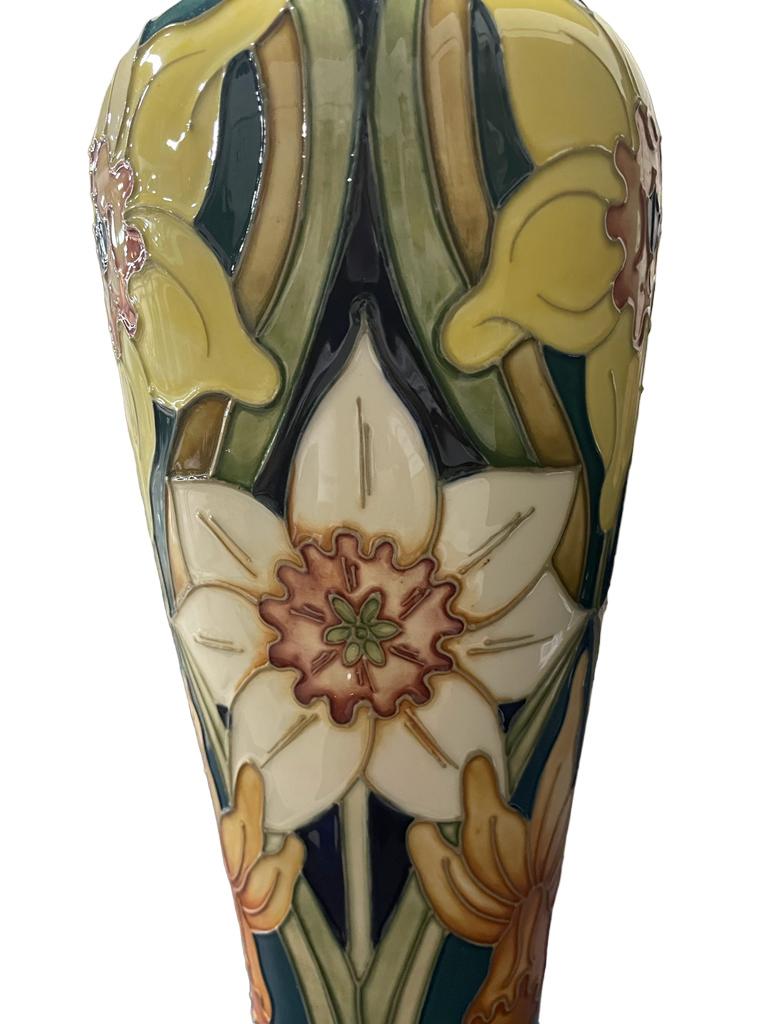 Fin du 20e siècle MOORCROFT style Art nouveau  Vase en poterie Rachel Bishop grand format, Daffodil, 1994 en vente