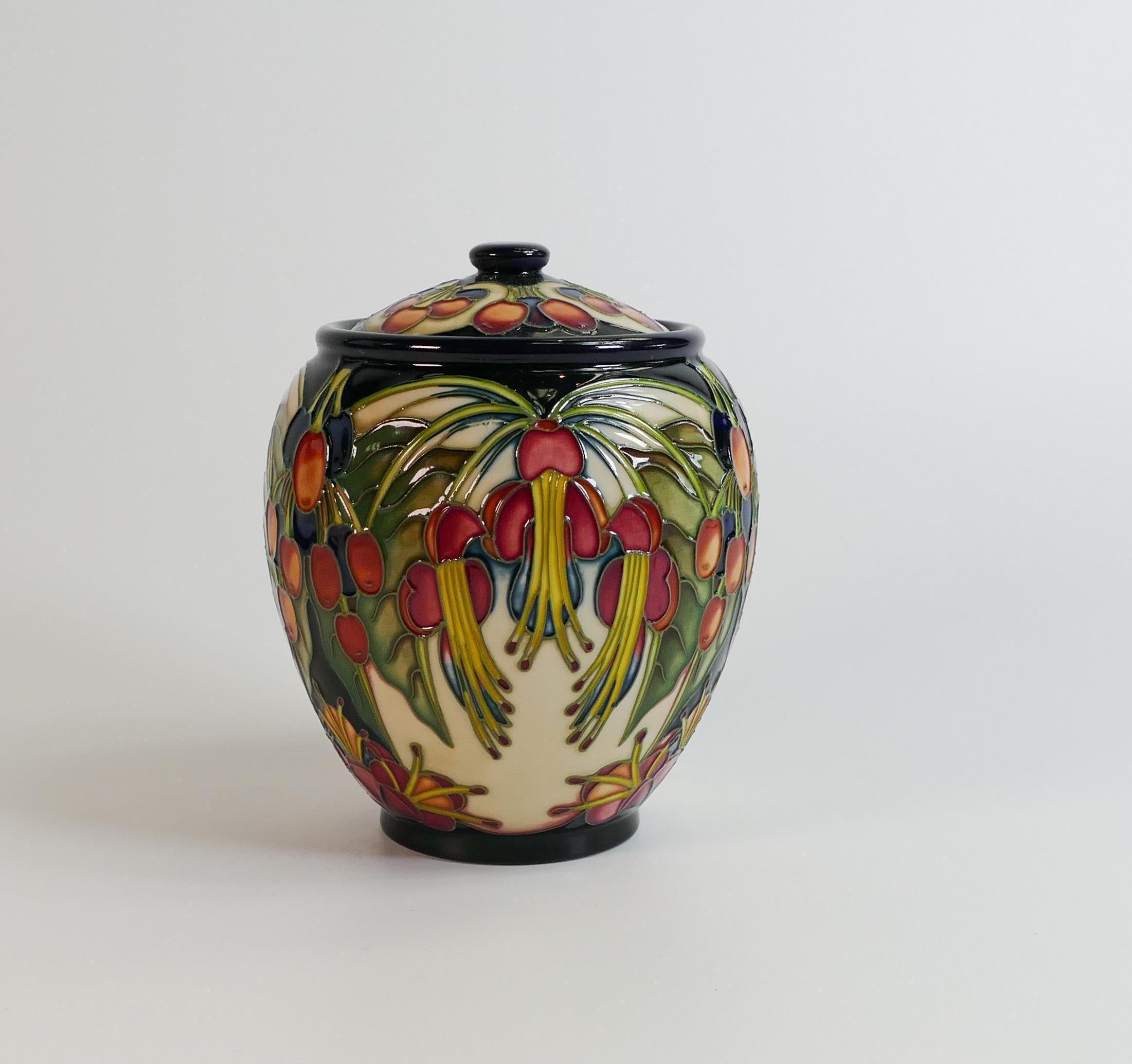 MOORCROFT Art Pottery PURIRI Baummuster von Philip Gibson Designer-Deckeltopf. Datiert 2004. BOXED.

A Moorcroft pottery biscuit barrel and cover in the Puriri Tree pattern, of shouldered baluster form, designed by Philip Gibson, verso eingeprägtes