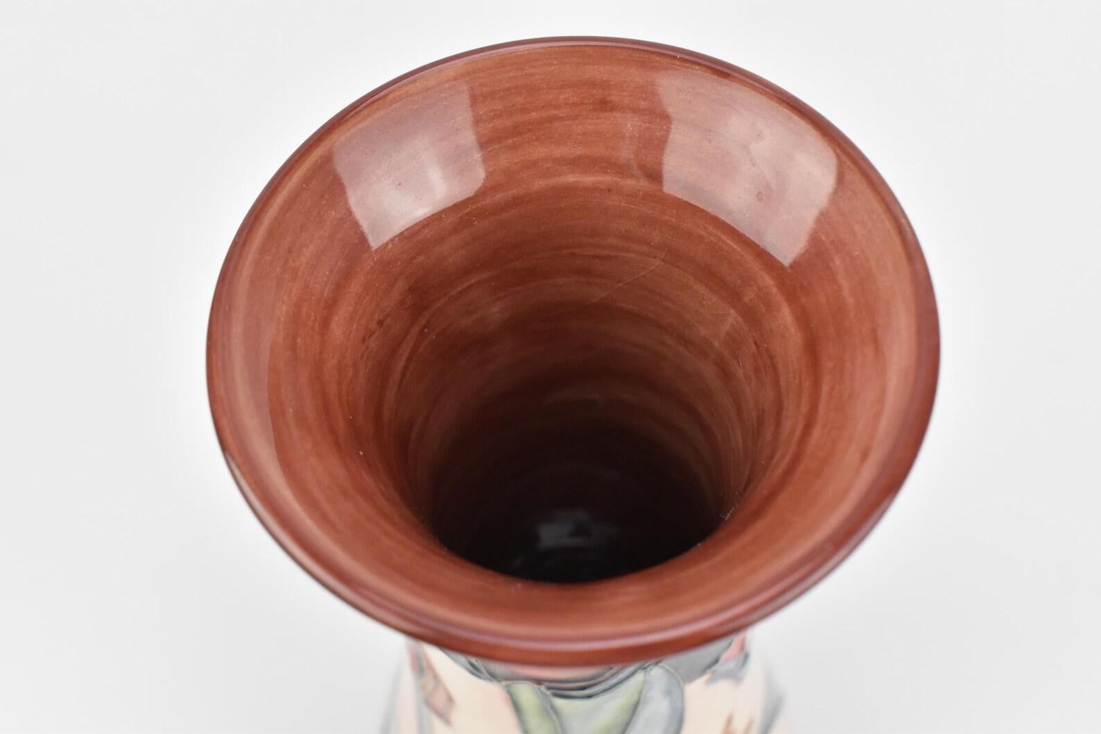 MAGNIFIQUE vase en poterie Moorcroft conçu par Sally Tuffin et peint par Sharon Austin, vers 1990, taille 364/8, dans le motif 'Red Tulip', de forme balustre avec une décoration en forme de tube, le dessous avec une marque d'usine peinte et